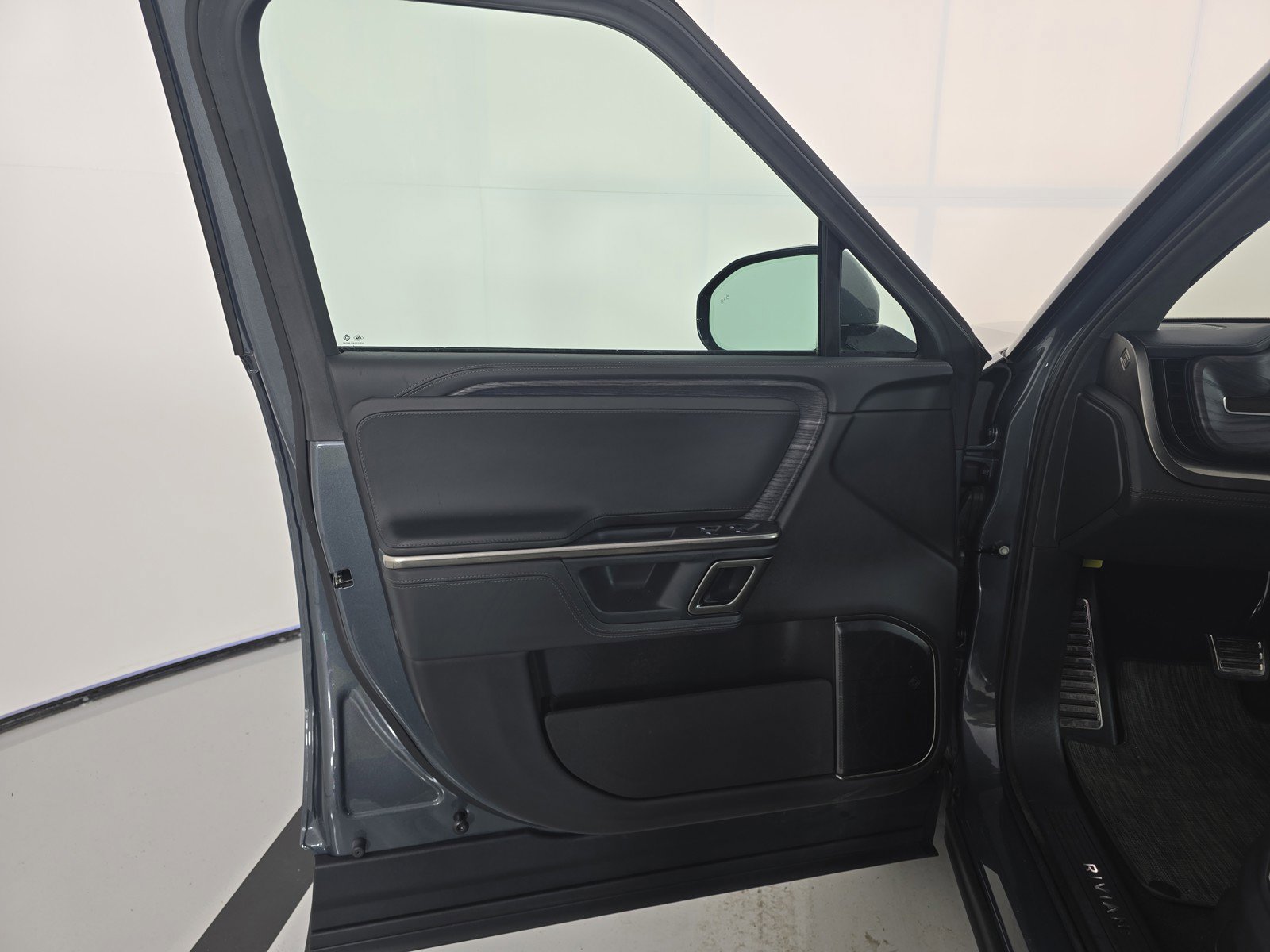 Used 2024 Rivian R1S Adventure image 16