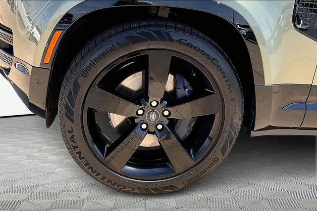 Used 2024 Land Rover Defender 130 X-Dynamic SE image 8