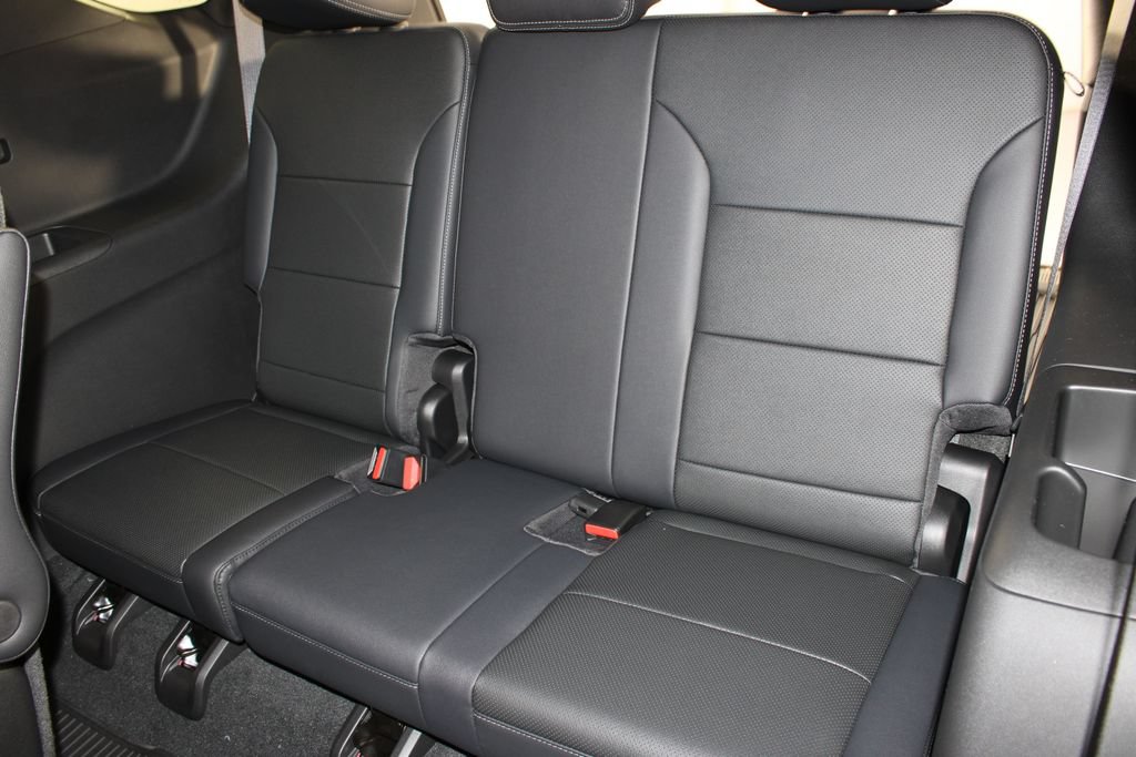 New 2026 Chevrolet Traverse LT w/ LPO, Floor Liner Package FWD image 17