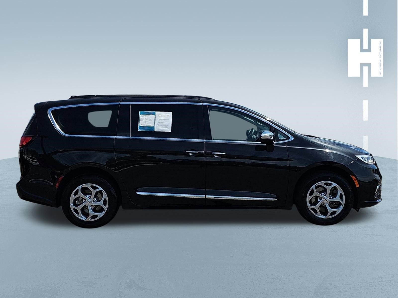 Used 2023 Chrysler Pacifica Limited w/ Uconnect Theater Family Group image 2