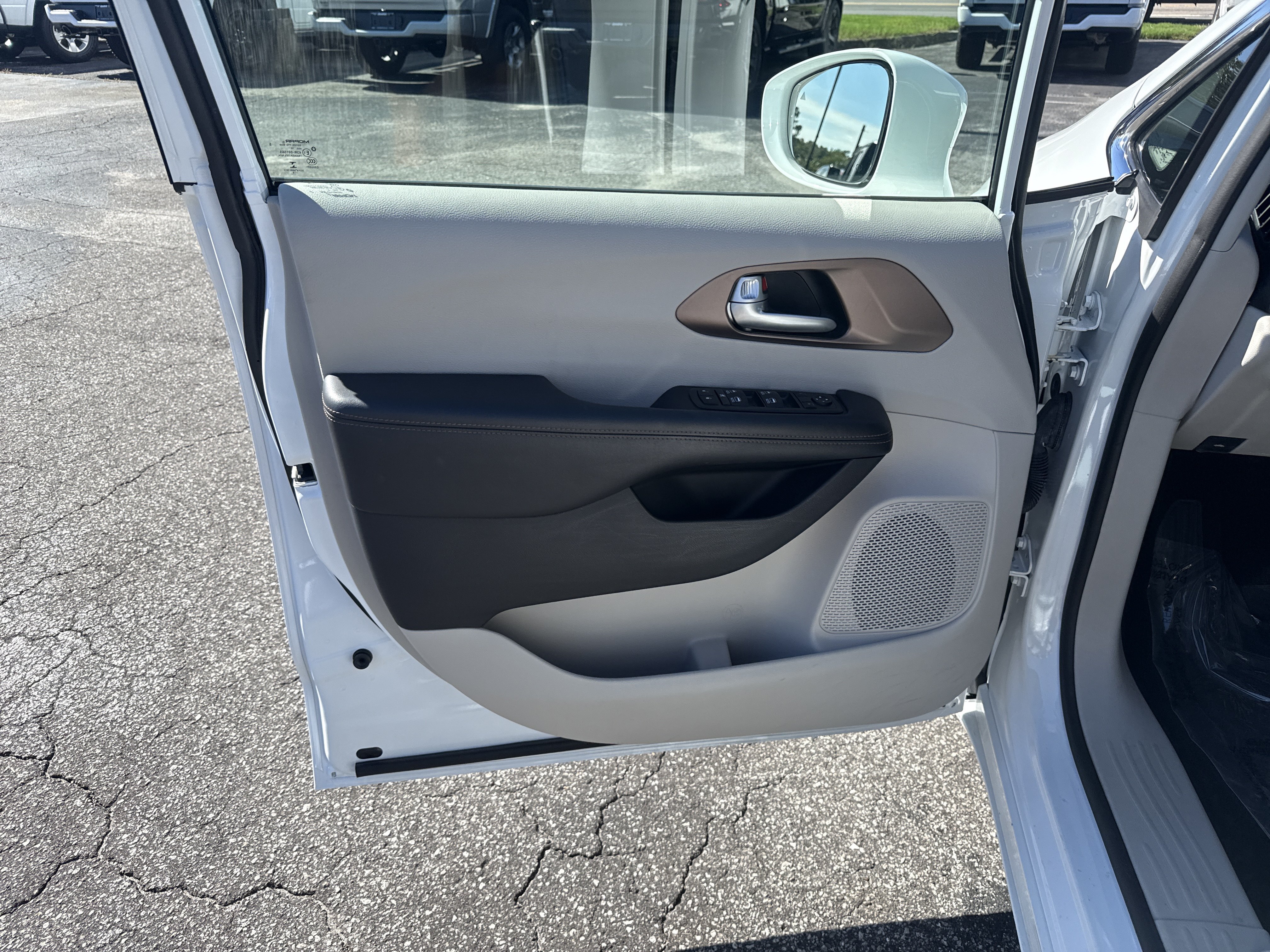 Used 2019 Chrysler Pacifica Touring-L Plus w/ Tire & Wheel Group FWD image 13