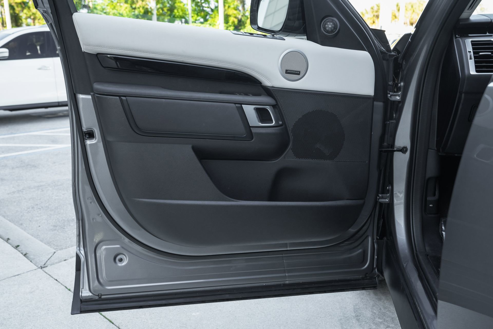 Used 2025 Land Rover Discovery S image 31