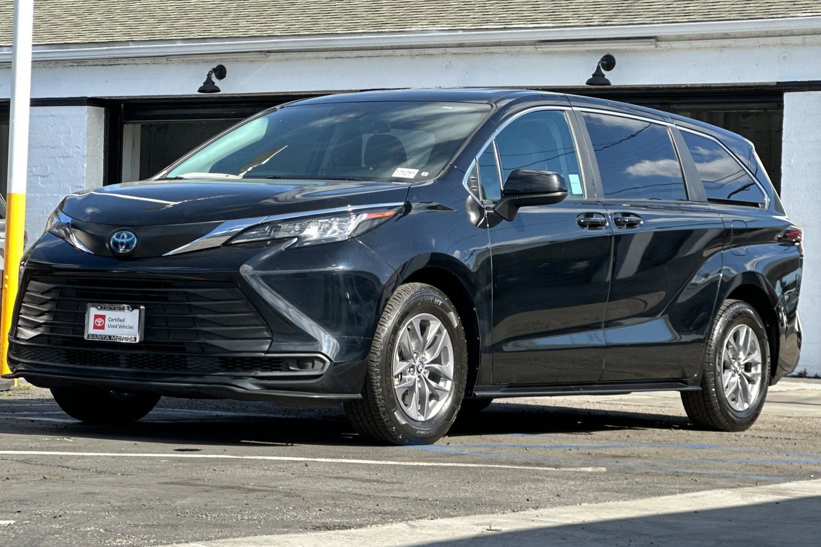 Certified 2023 Toyota Sienna LE image 8