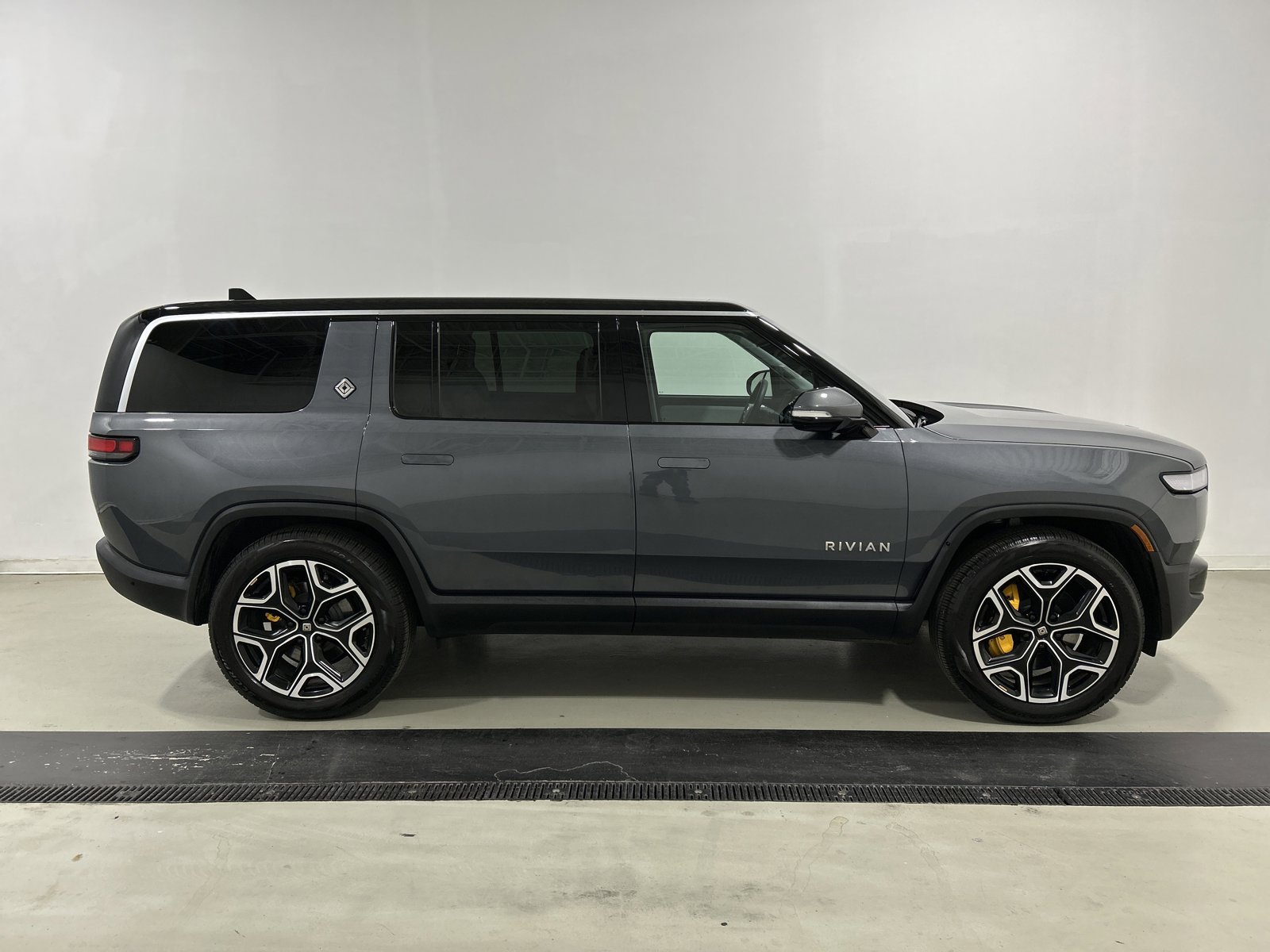 Used 2024 Rivian R1S Adventure image 6