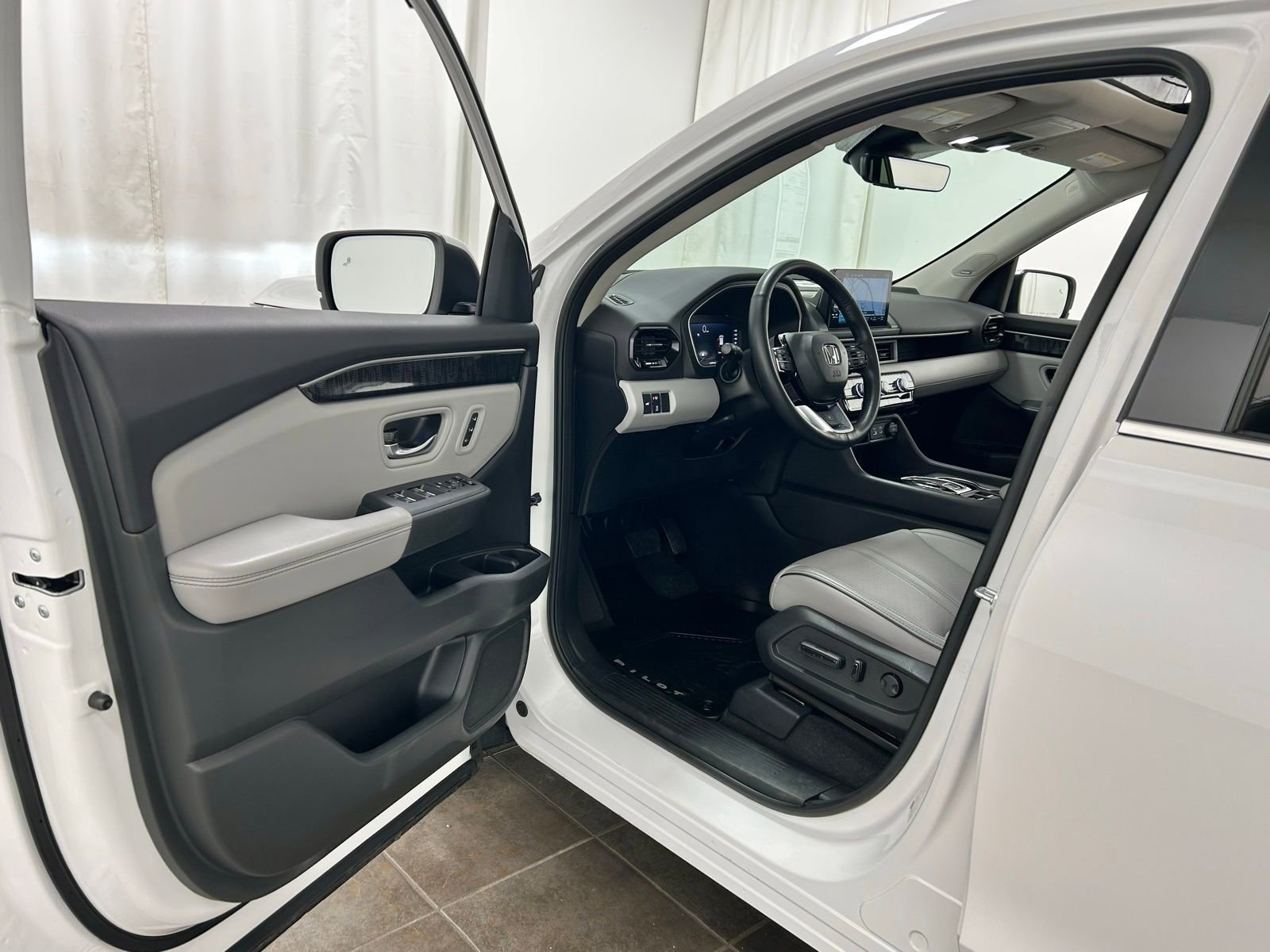 Used 2023 Honda Pilot Elite image 25