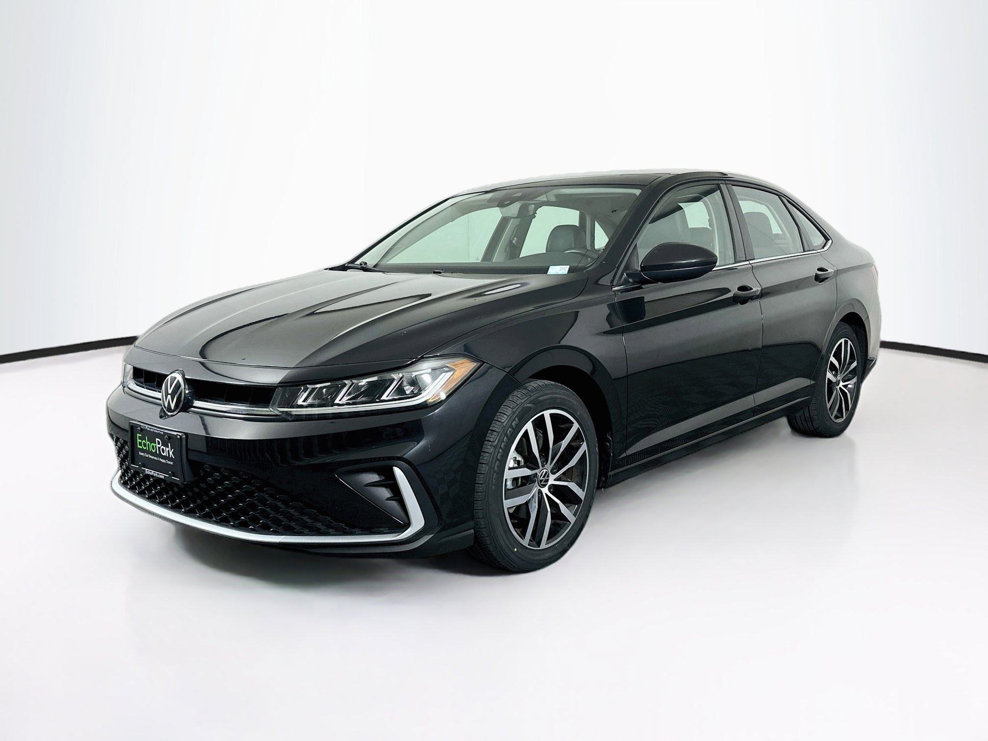 Used 2025 Volkswagen Jetta SE FWD image 3