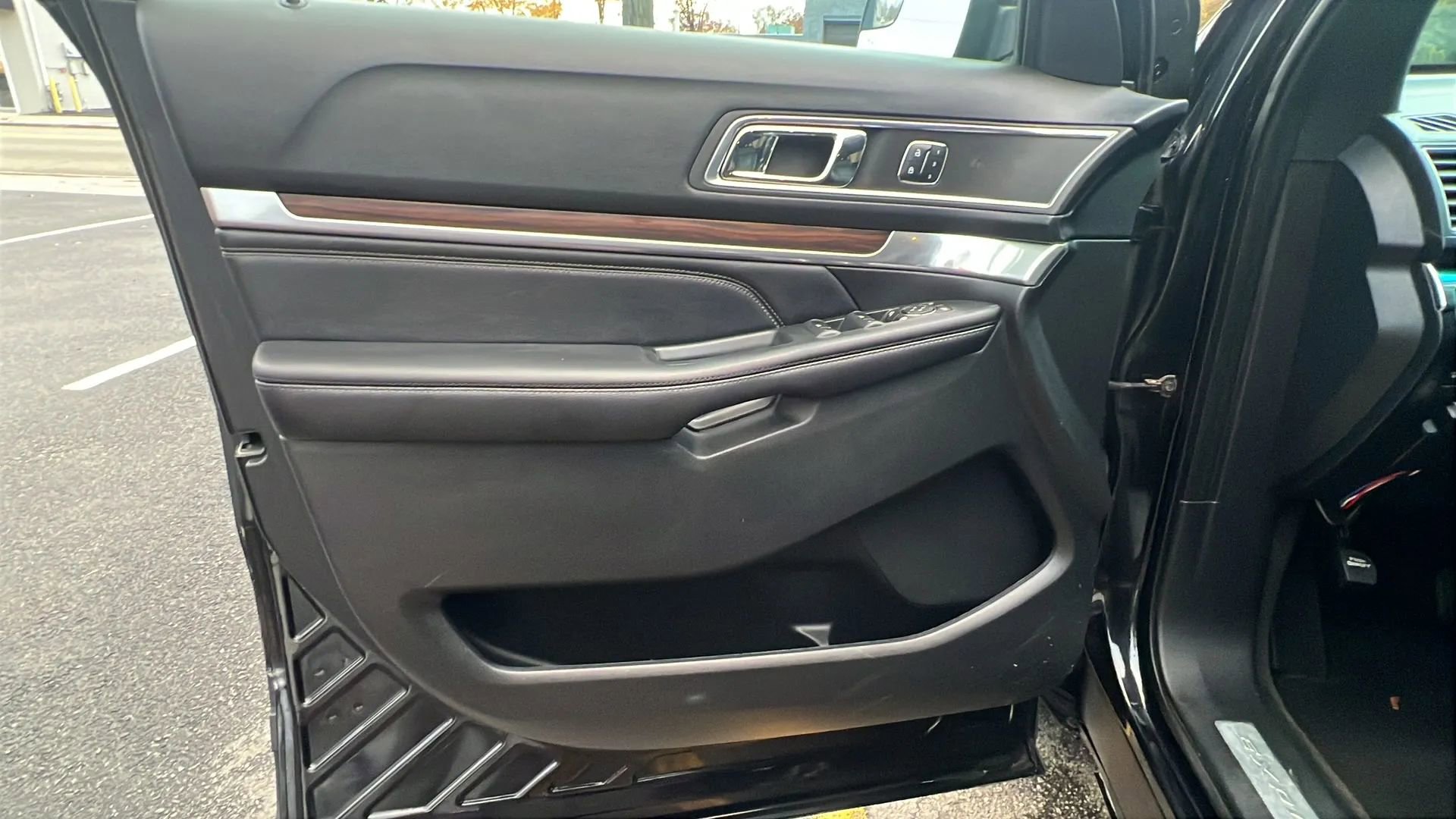 Used 2016 Ford Explorer Limited image 22