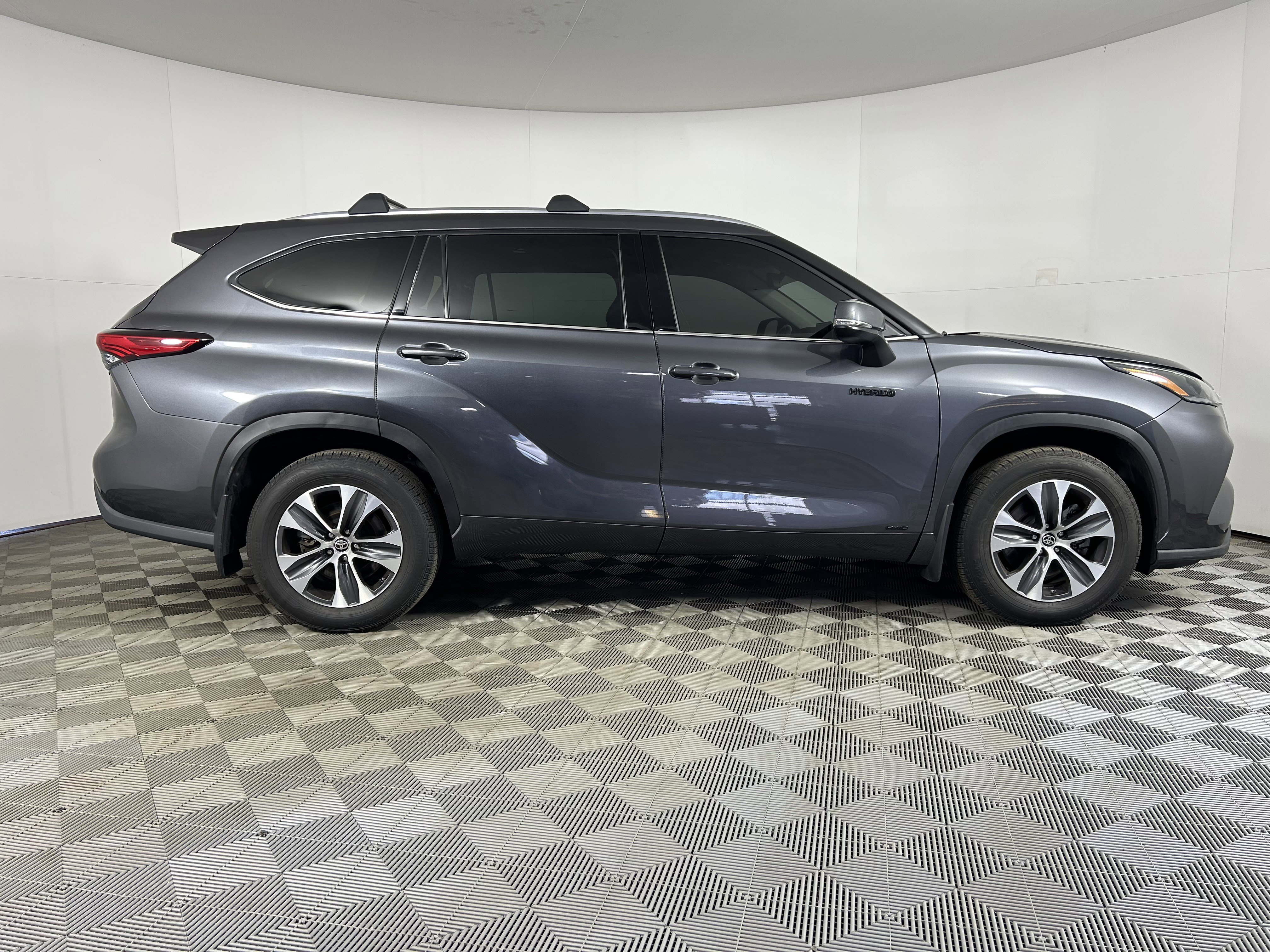 Used 2021 Toyota Highlander XLE image 12