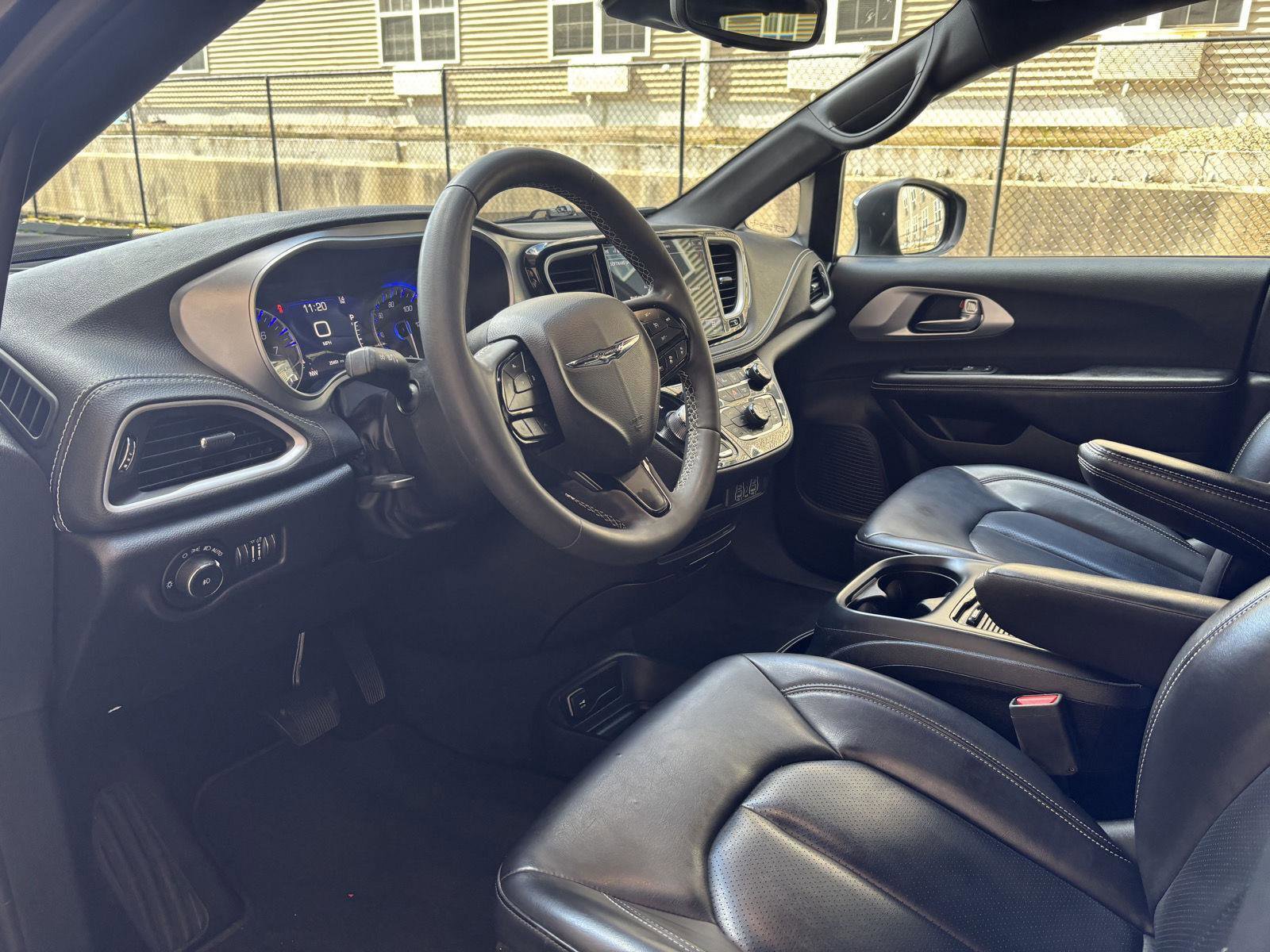 Used 2023 Chrysler Pacifica Touring-L w/ S Appearance Package image 8