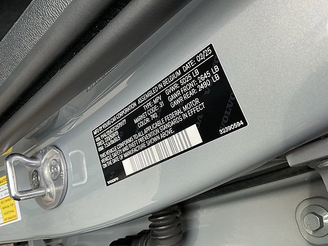 Used 2025 Volvo XC40 B5 Plus image 30