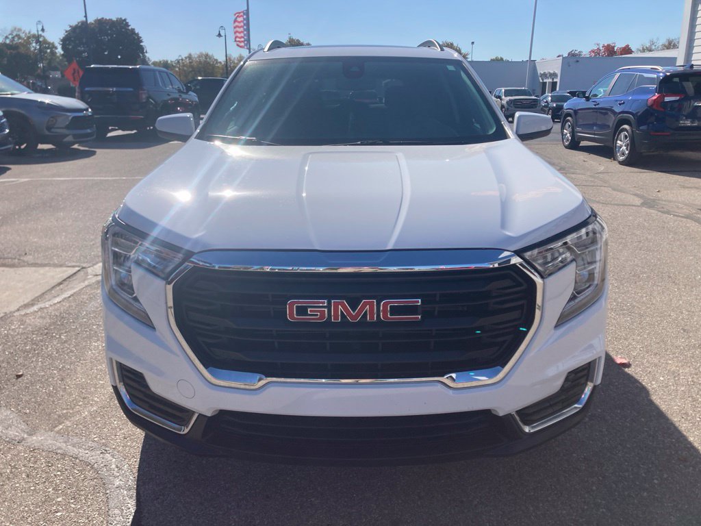 Certified 2024 GMC Terrain SLE w/ Driver Convenience Package FWD image 2