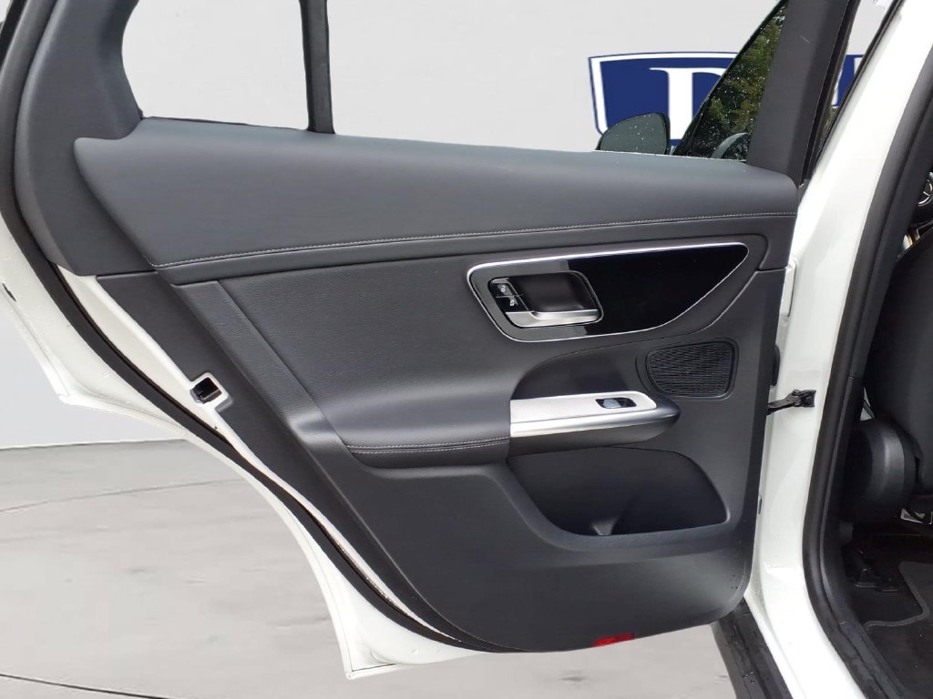 Used 2025 Mercedes-Benz GLC 300 image 24