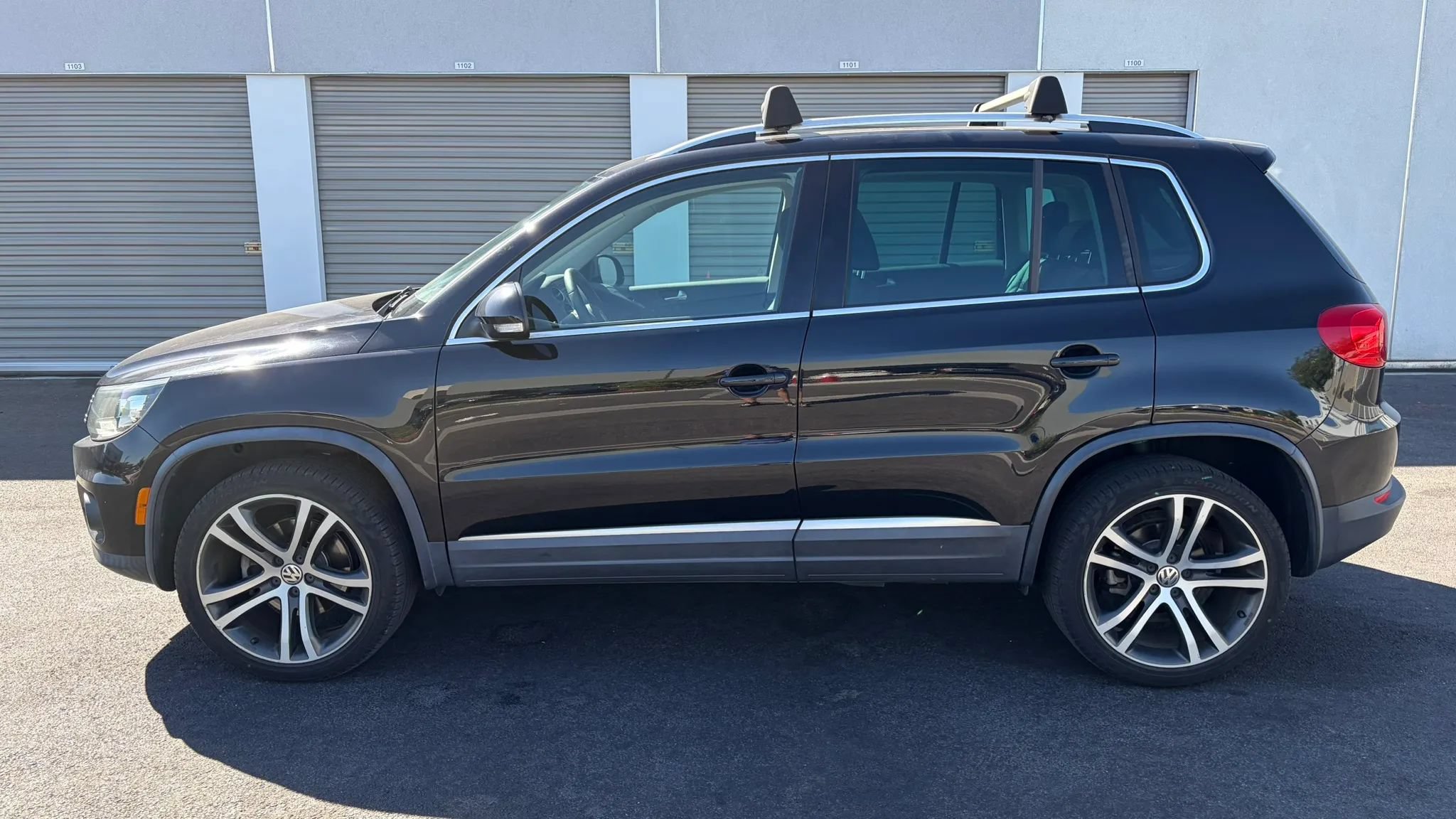 Used 2017 Volkswagen Tiguan SEL FWD image 2