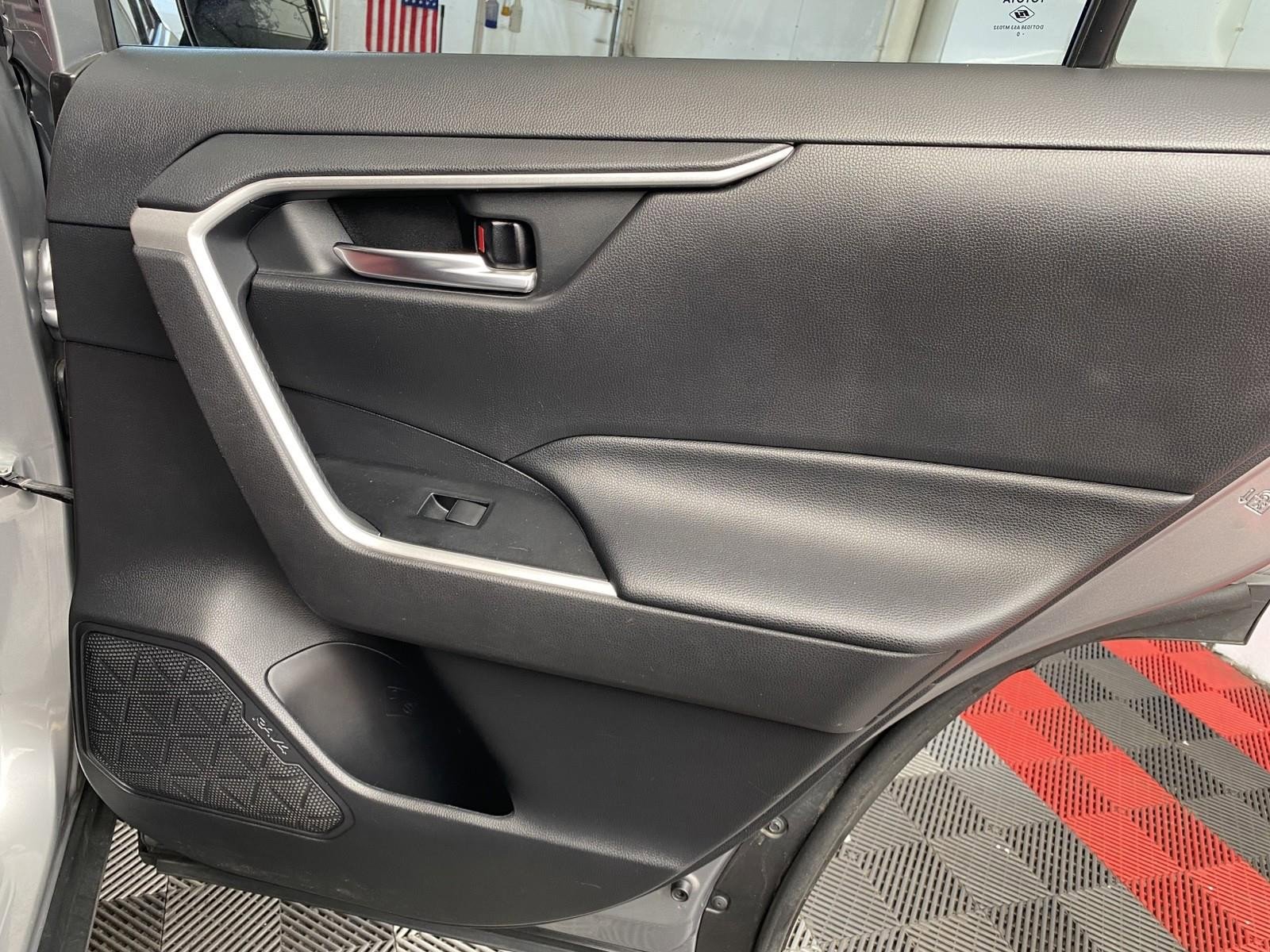 Used 2020 Toyota RAV4 XLE w/ Convenience Package AWD/4WD image 10