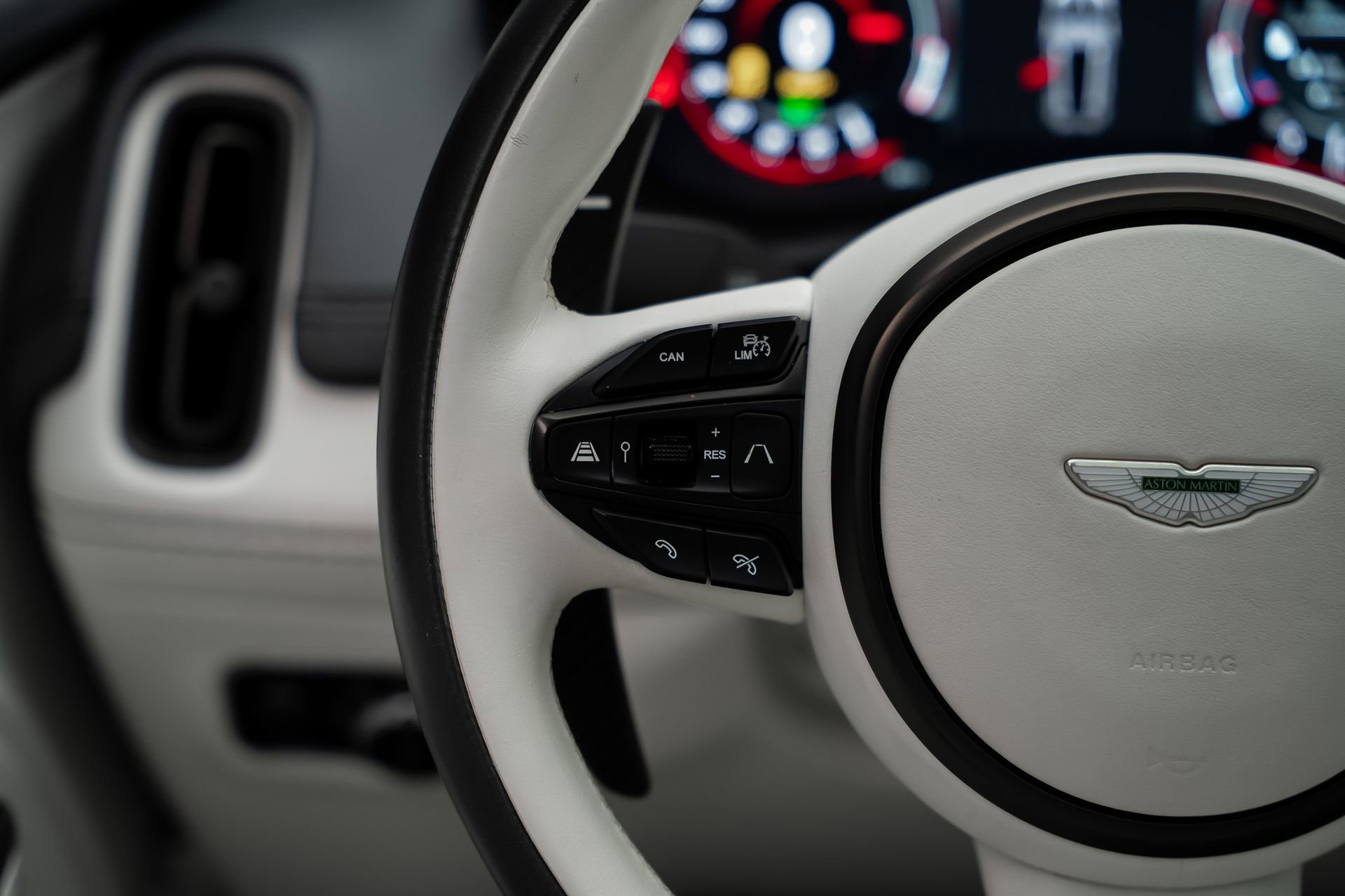 Used 2023 Aston Martin DBX AWD/4WD image 43
