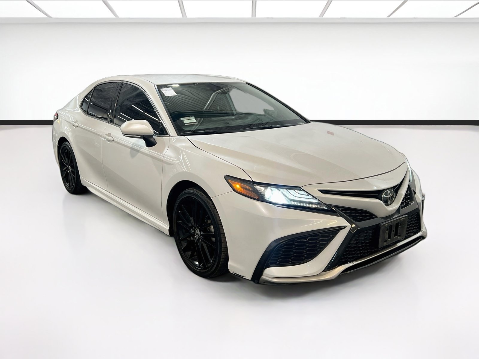 Used 2024 Toyota Camry XSE FWD image 3
