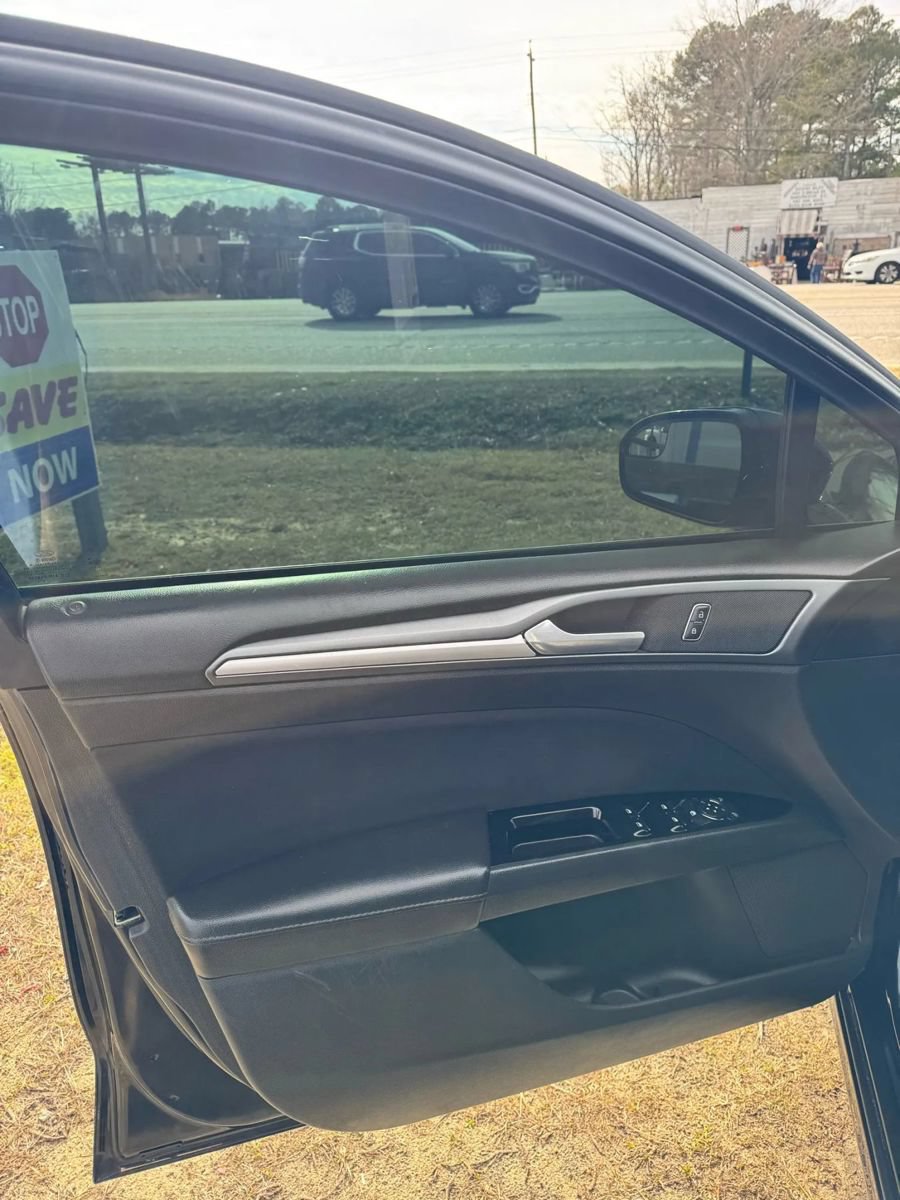 Used 2015 Ford Fusion SE FWD image 11