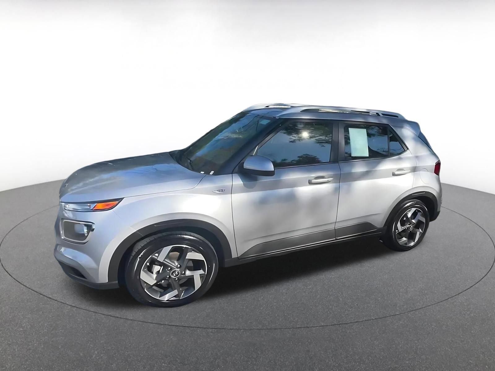 Used 2025 Hyundai Venue SEL image 8