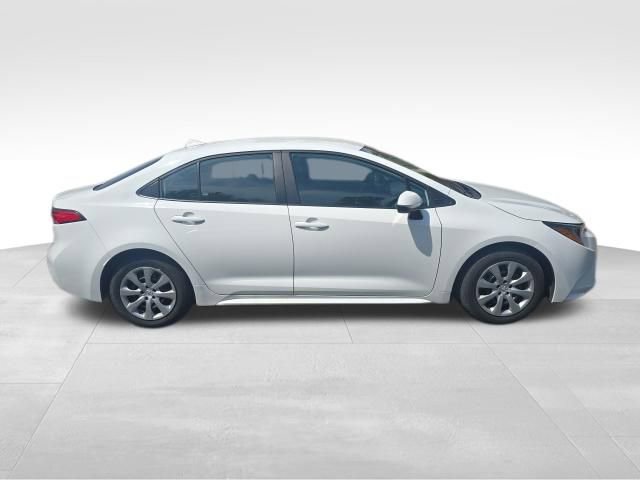 Used 2025 Toyota Corolla LE FWD image 5