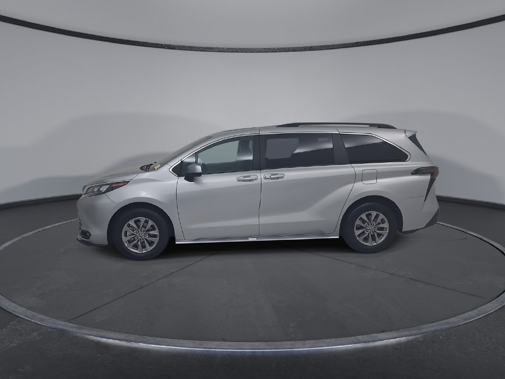 Used 2025 Toyota Sienna XLE FWD image 8