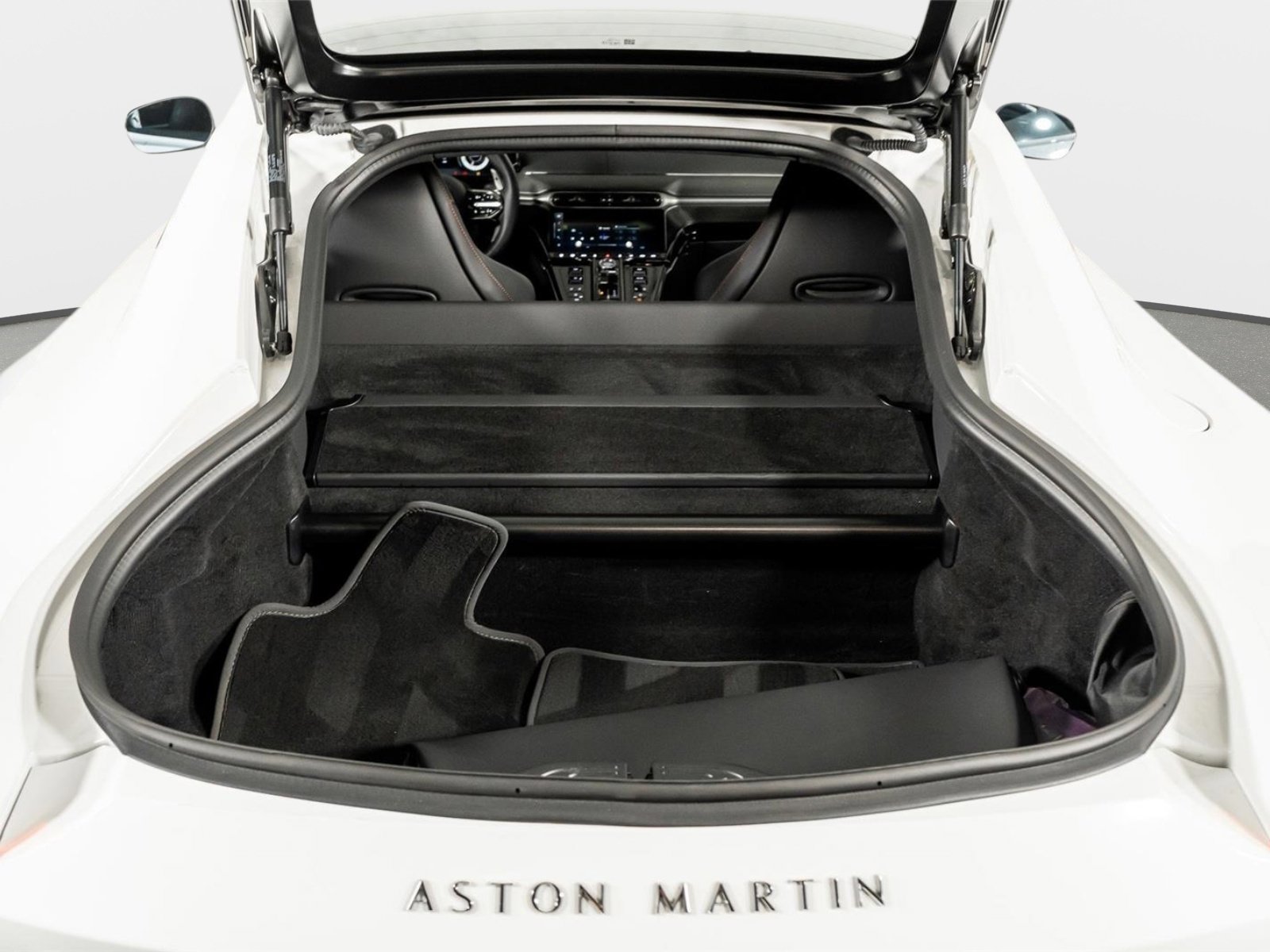 Used 2025 Aston Martin V8 Vantage Coupe image 46