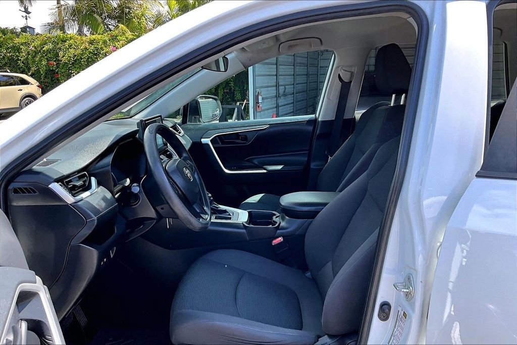 Used 2019 Toyota RAV4 LE image 14