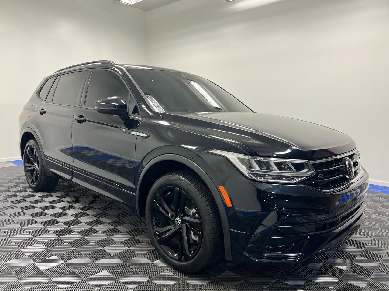 Used 2023 Volkswagen Tiguan SE R-Line FWD image 1