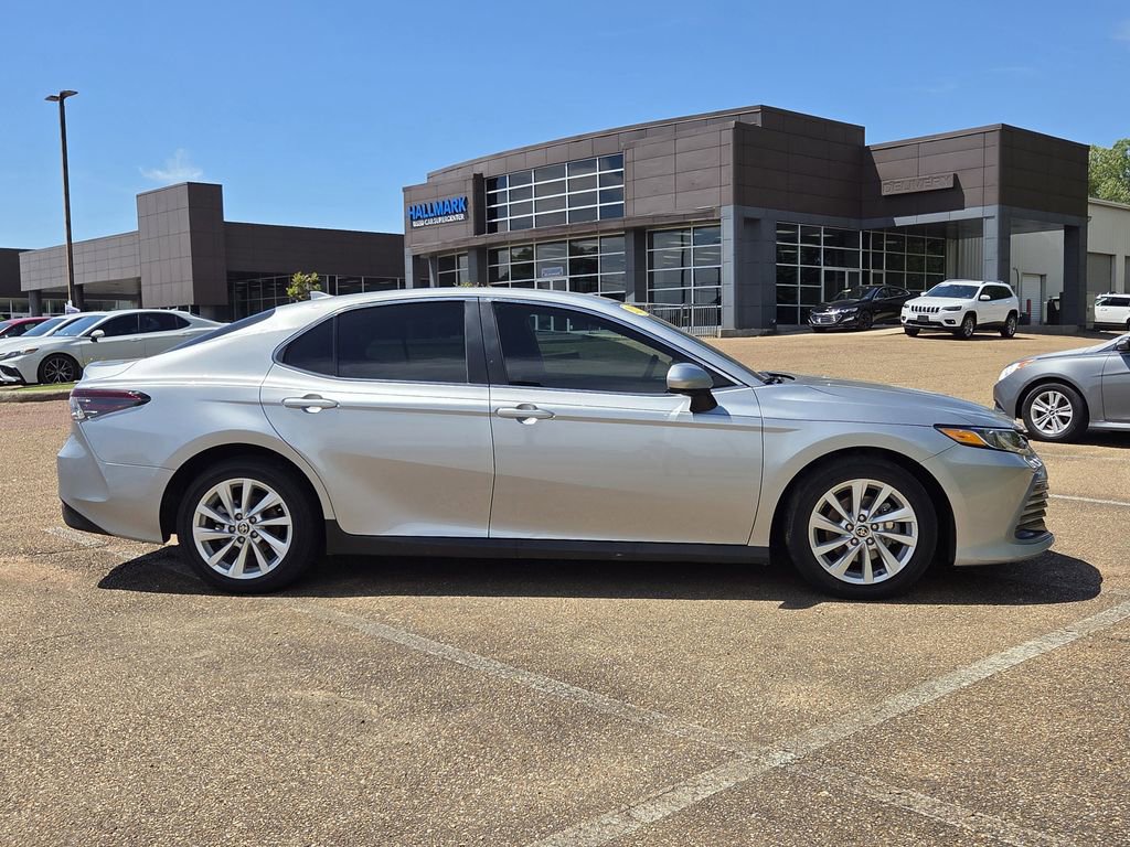 Used 2023 Toyota Camry LE image 3