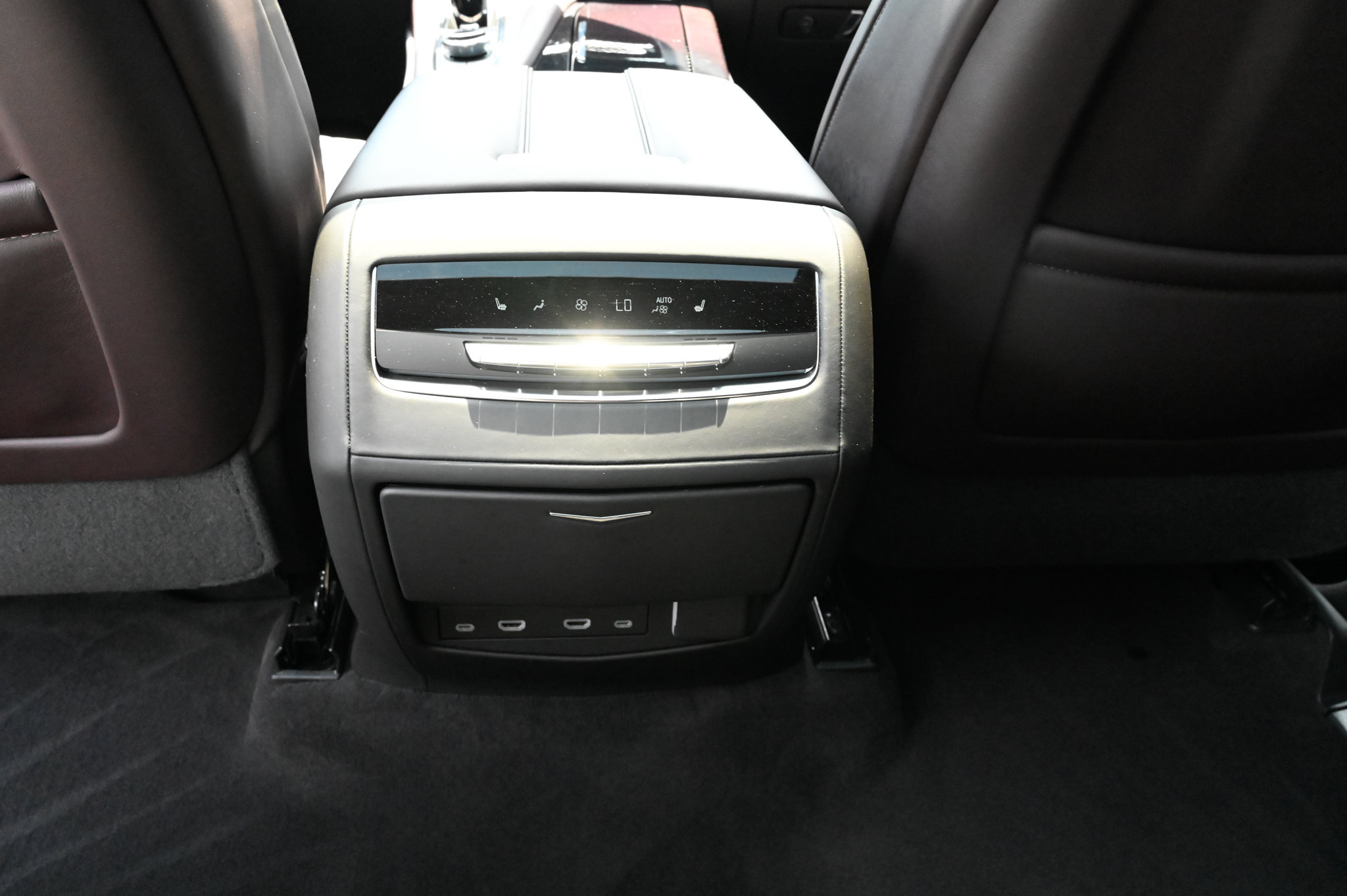Used 2023 Cadillac Escalade ESV Sport Platinum w/ LPO, ONYX Package AWD/4WD image 41