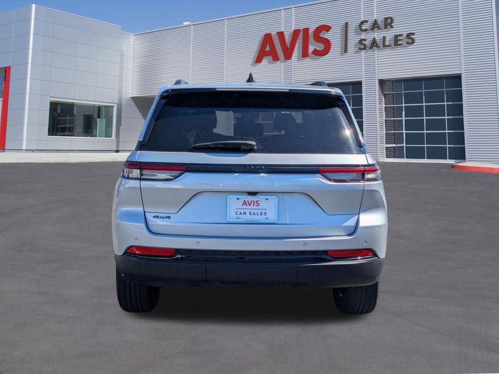 Used 2025 Jeep Grand Cherokee Altitude image 7