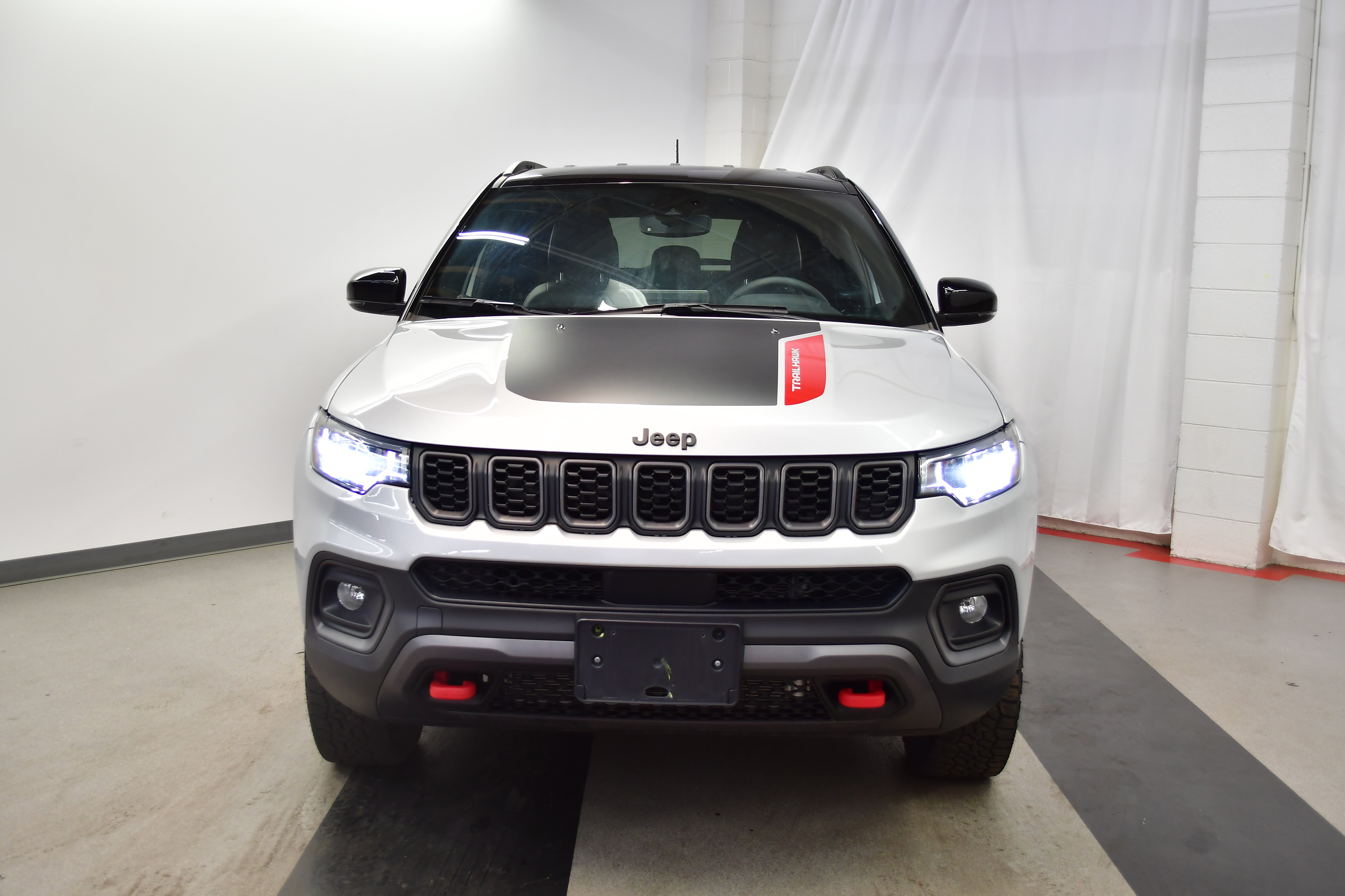 Used 2025 Jeep Compass Trailhawk AWD/4WD image 12