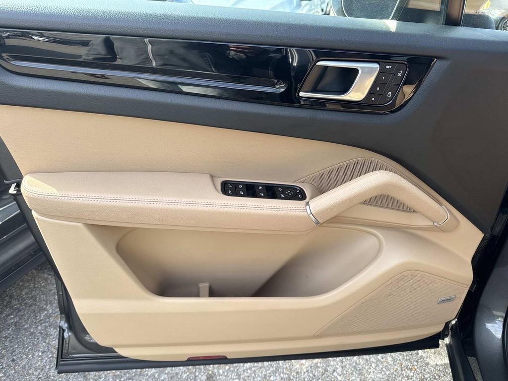 Used 2022 Porsche Cayenne Platinum Edition image 19