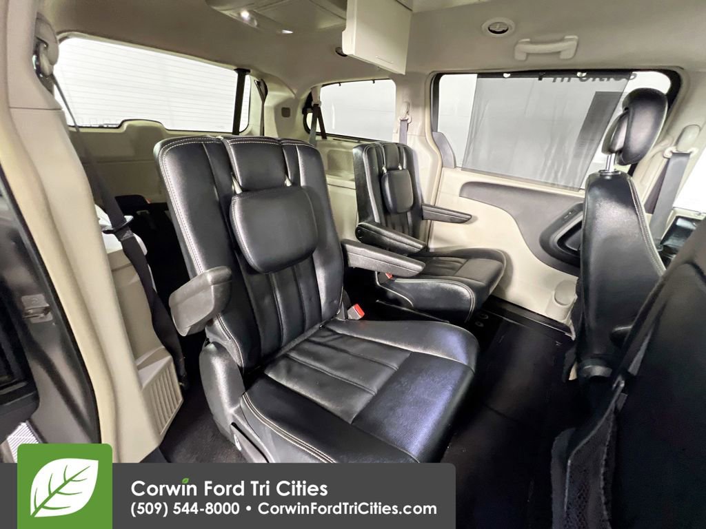 Used 2016 Chrysler Town & Country Touring w/ Driver Convenience Group image 16