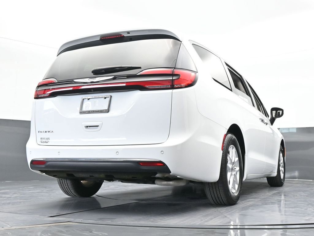 Used 2023 Chrysler Pacifica Touring-L image 59