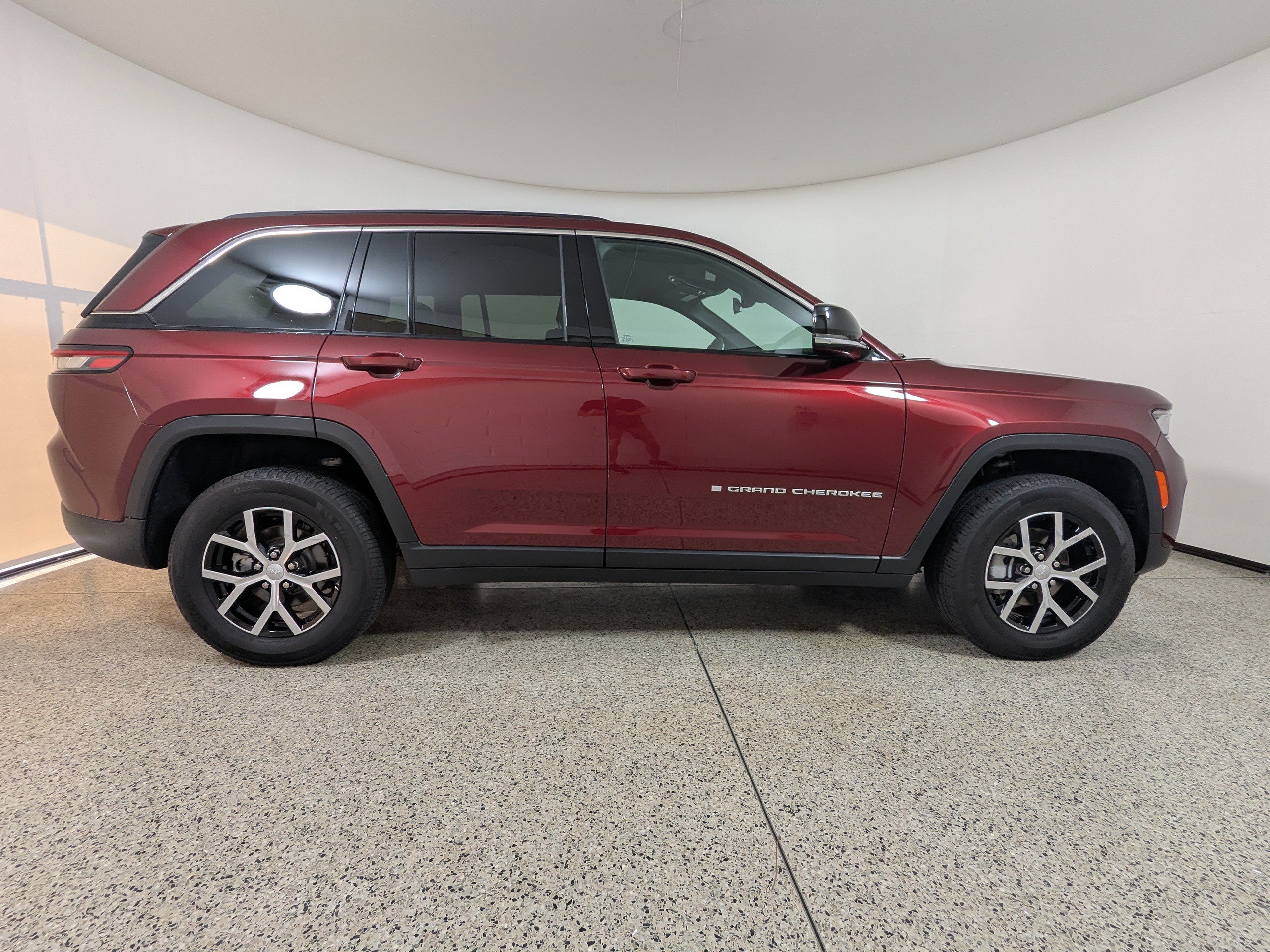 Used 2025 Jeep Grand Cherokee Limited w/ Trailer Tow Package RWD image 8