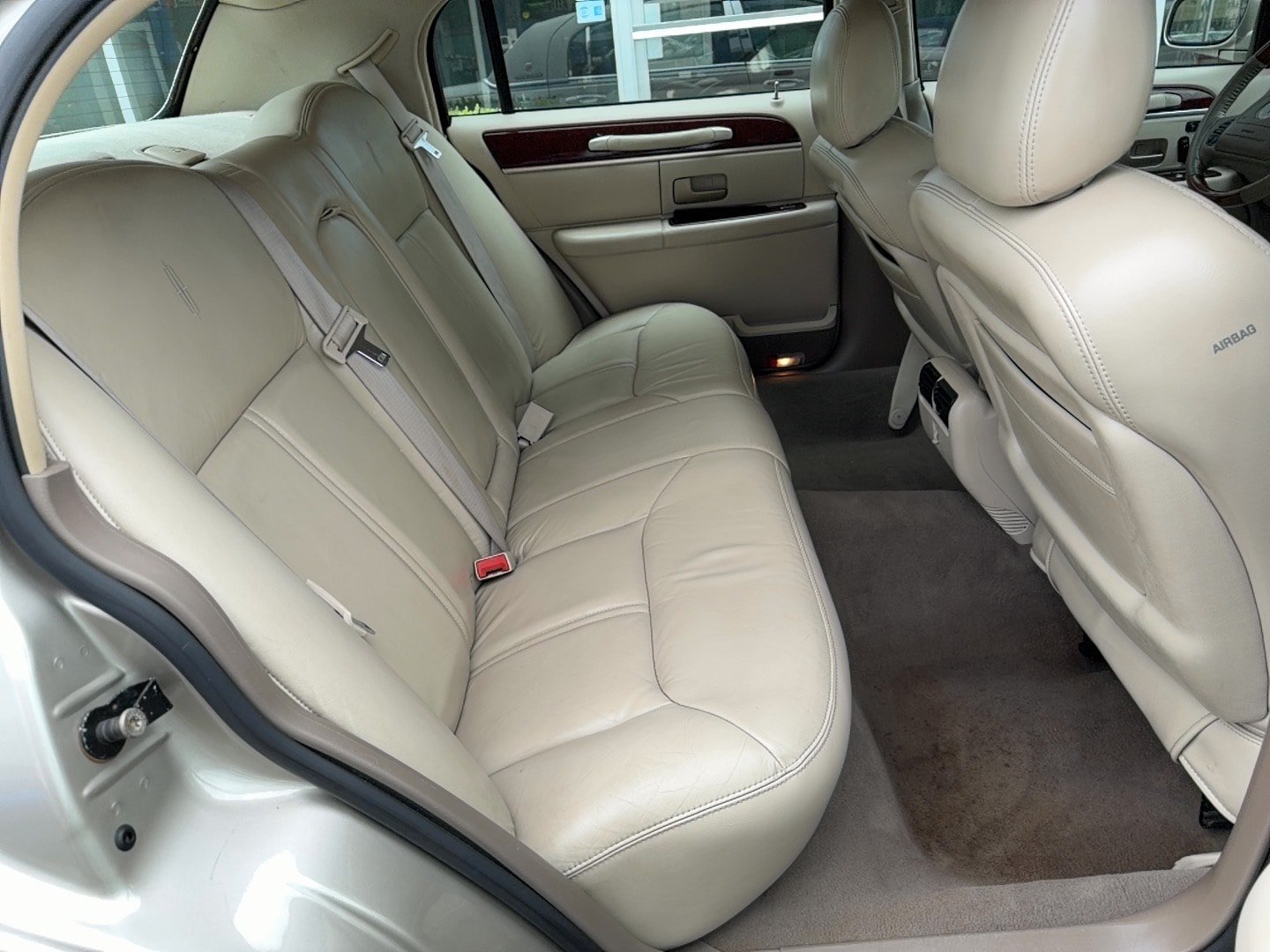 Used 2004 Lincoln Town Car Ultimate RWD image 21