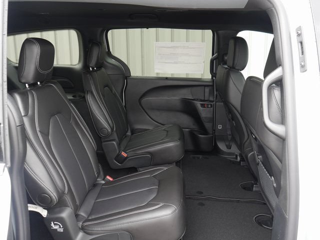 New 2026 Chrysler Pacifica Select AWD/4WD image 25