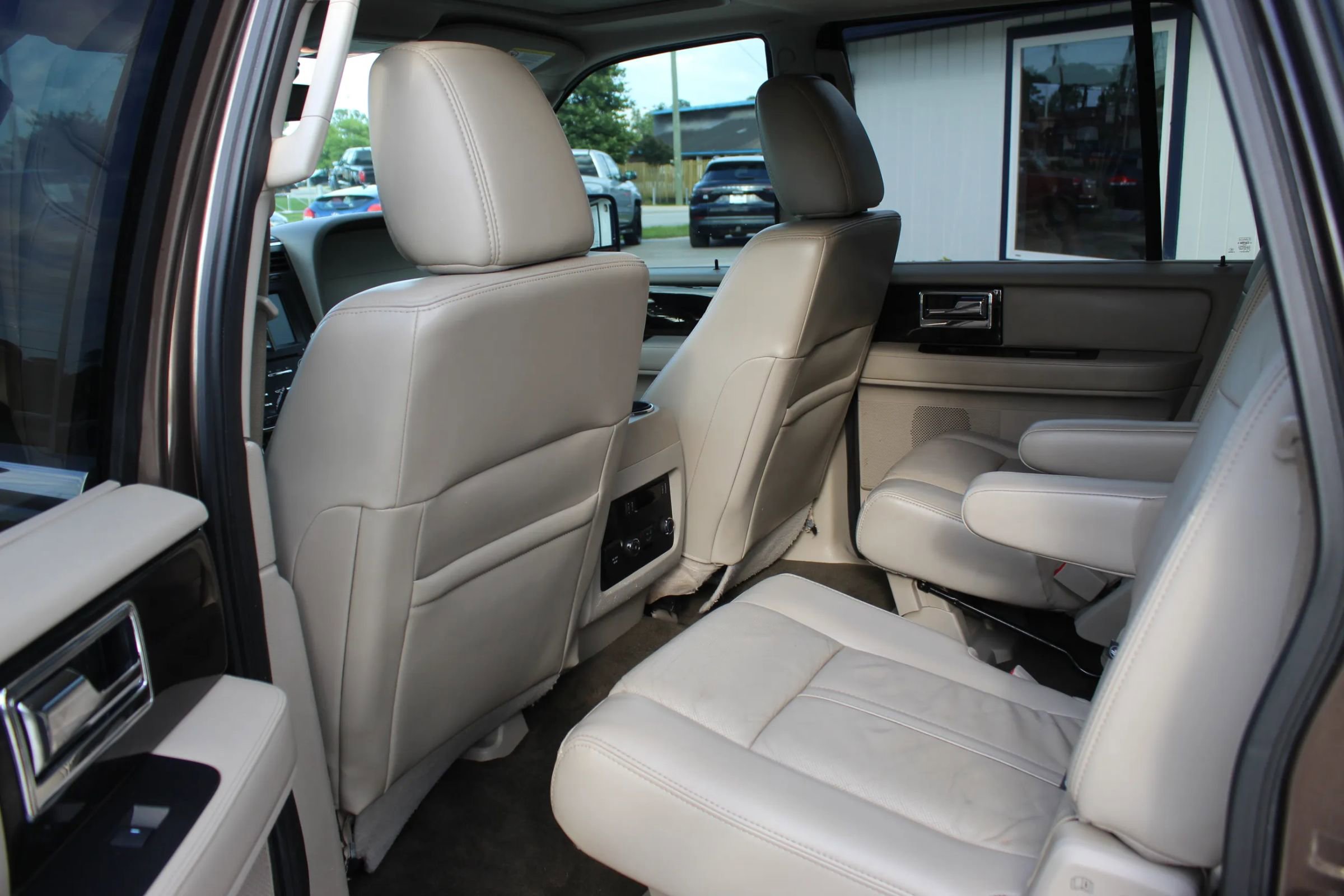 Used 2017 Lincoln Navigator L Select RWD image 21
