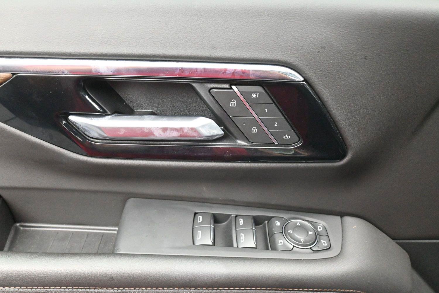 Used 2025 Chevrolet Suburban High Country AWD/4WD image 13