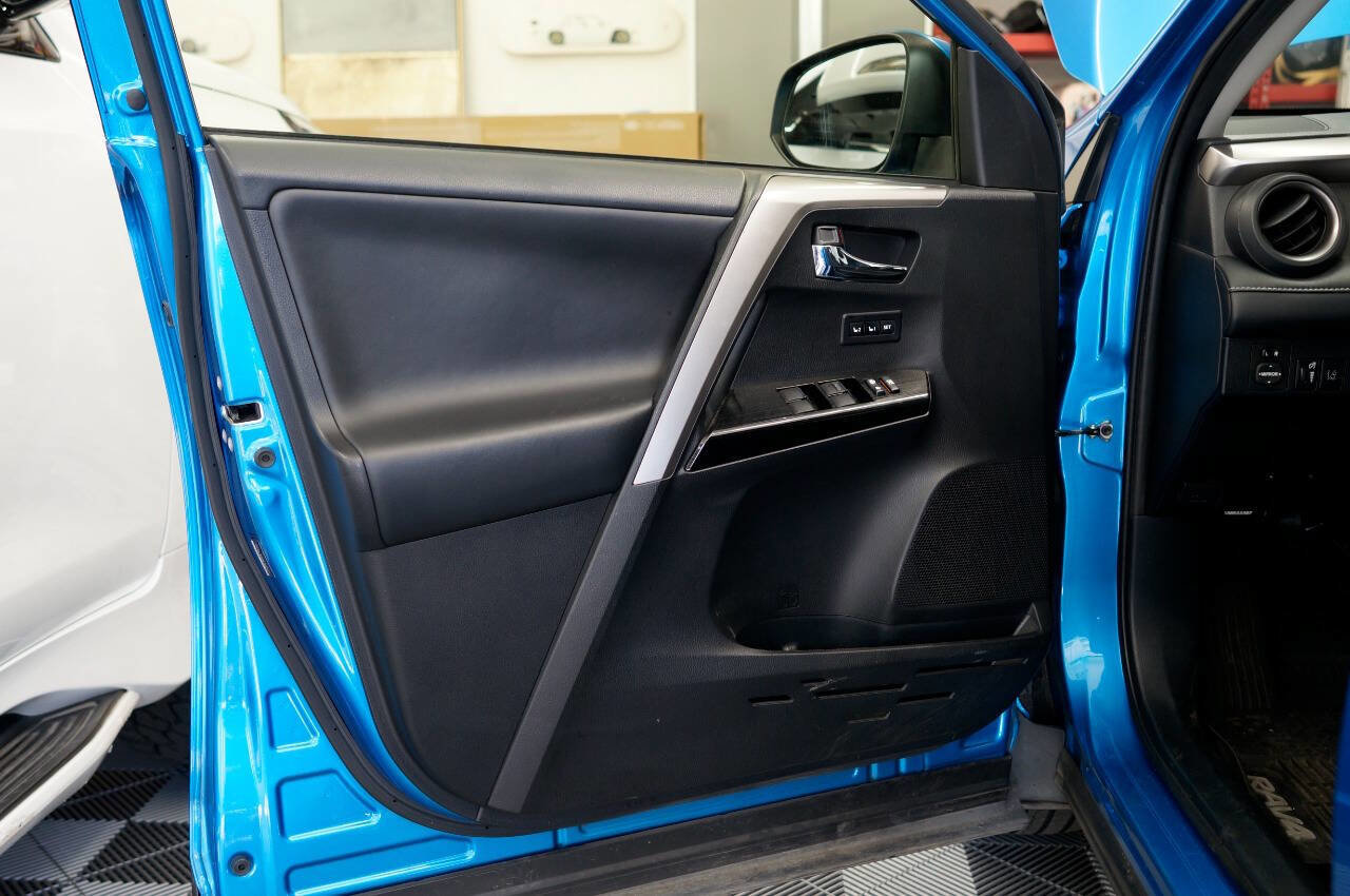 Used 2018 Toyota RAV4 Limited w/ Advanced Technology Package image 16