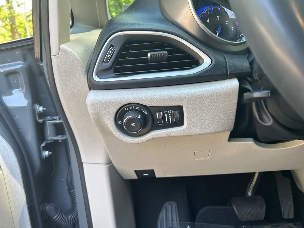 Used 2022 Chrysler Pacifica Touring-L FWD image 23