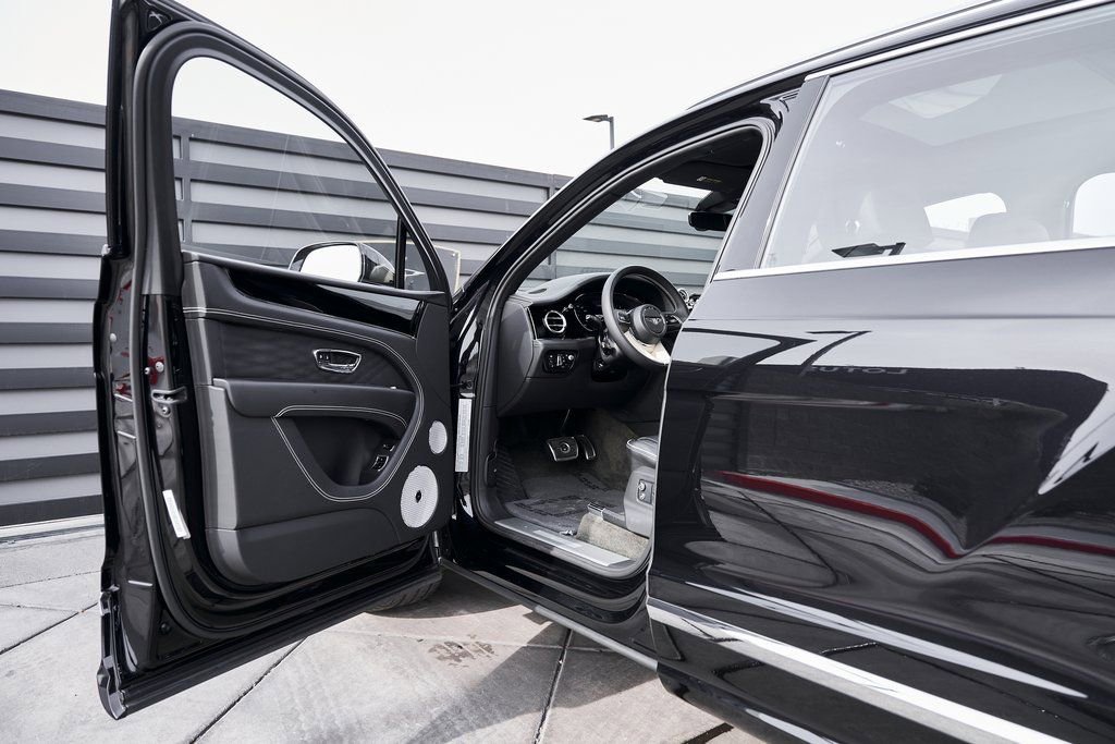 Used 2023 Bentley Bentayga Extended Wheelbase AWD/4WD image 30