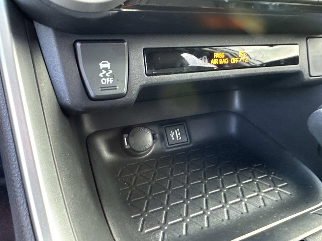 Used 2025 Toyota RAV4 LE image 31
