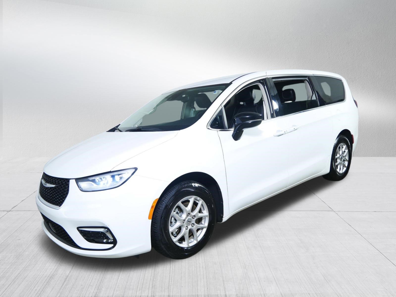 Used 2024 Chrysler Pacifica Touring-L image 3