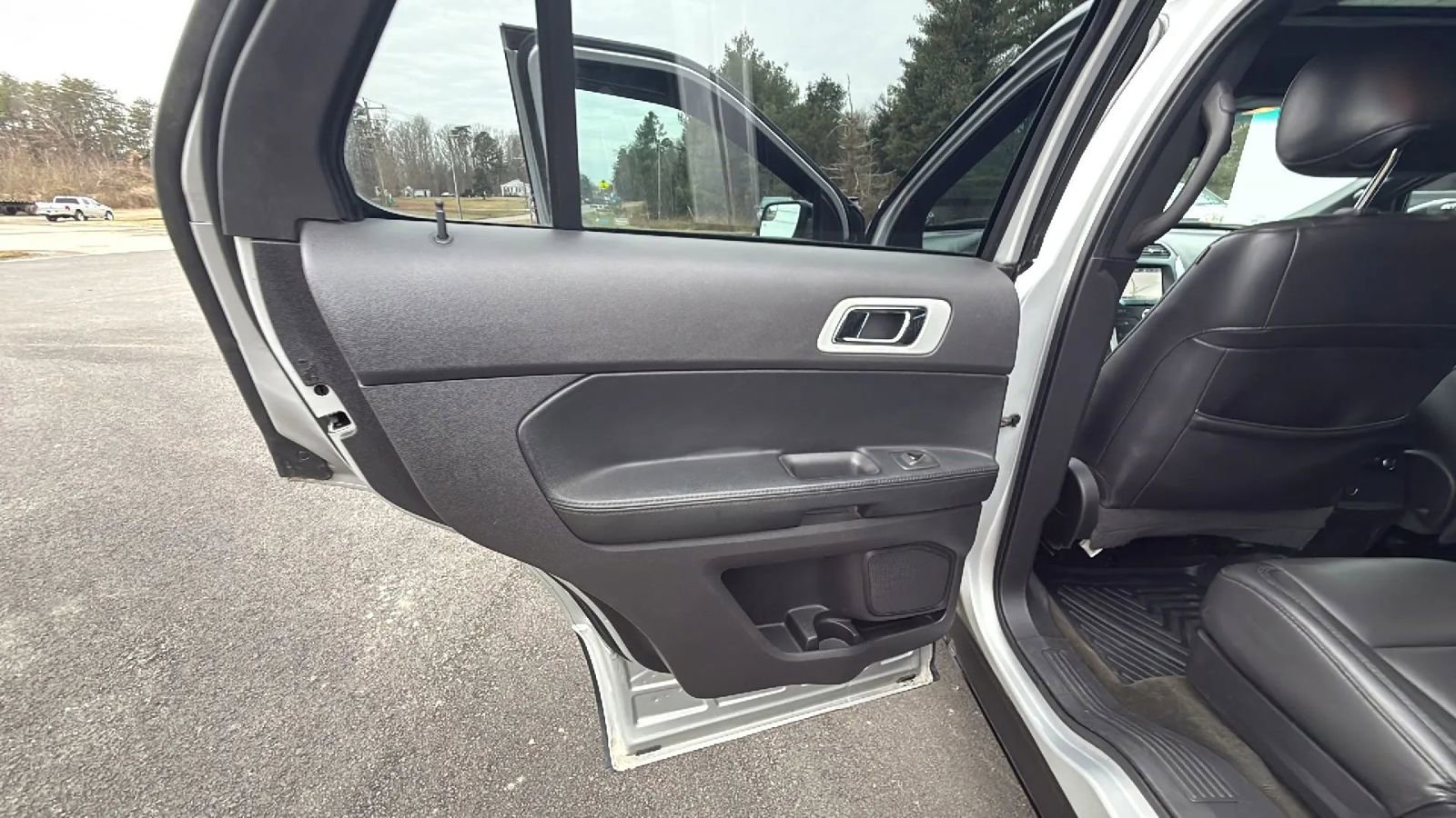 Used 2015 Ford Explorer XLT w/ Equipment Group 202A image 34