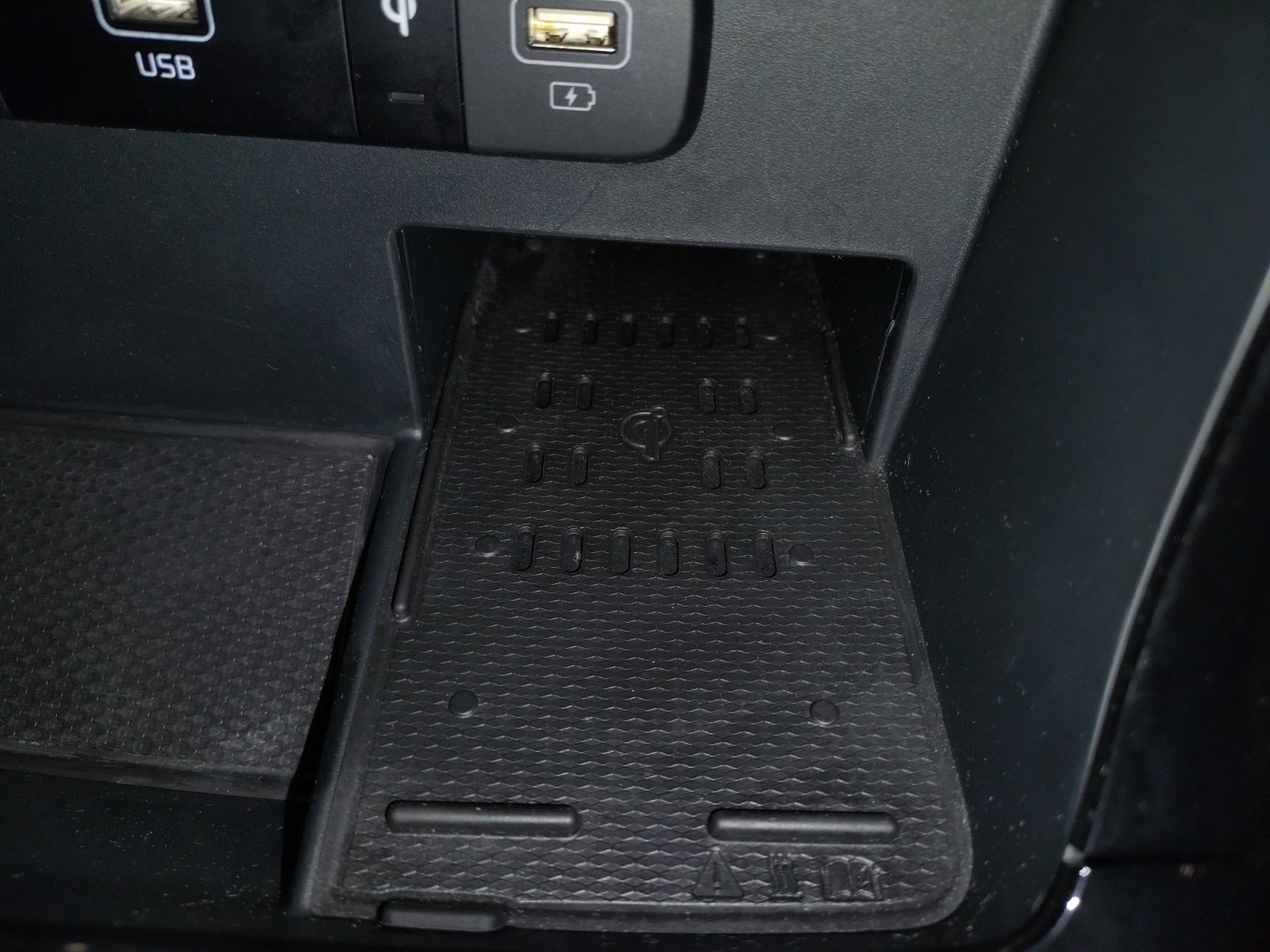 Used 2024 Kia Carnival EX FWD image 36