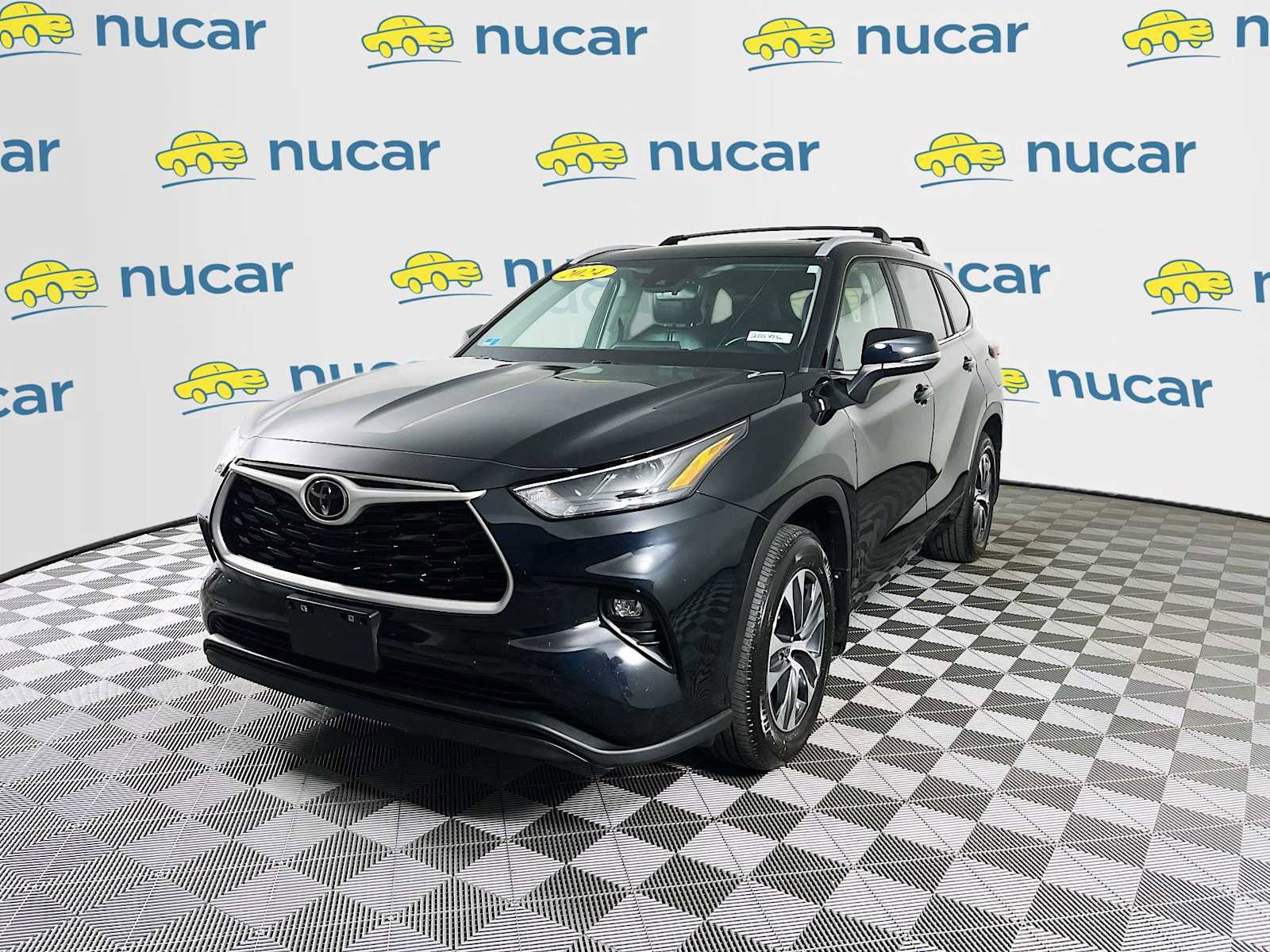 Used 2024 Toyota Highlander XLE image 3