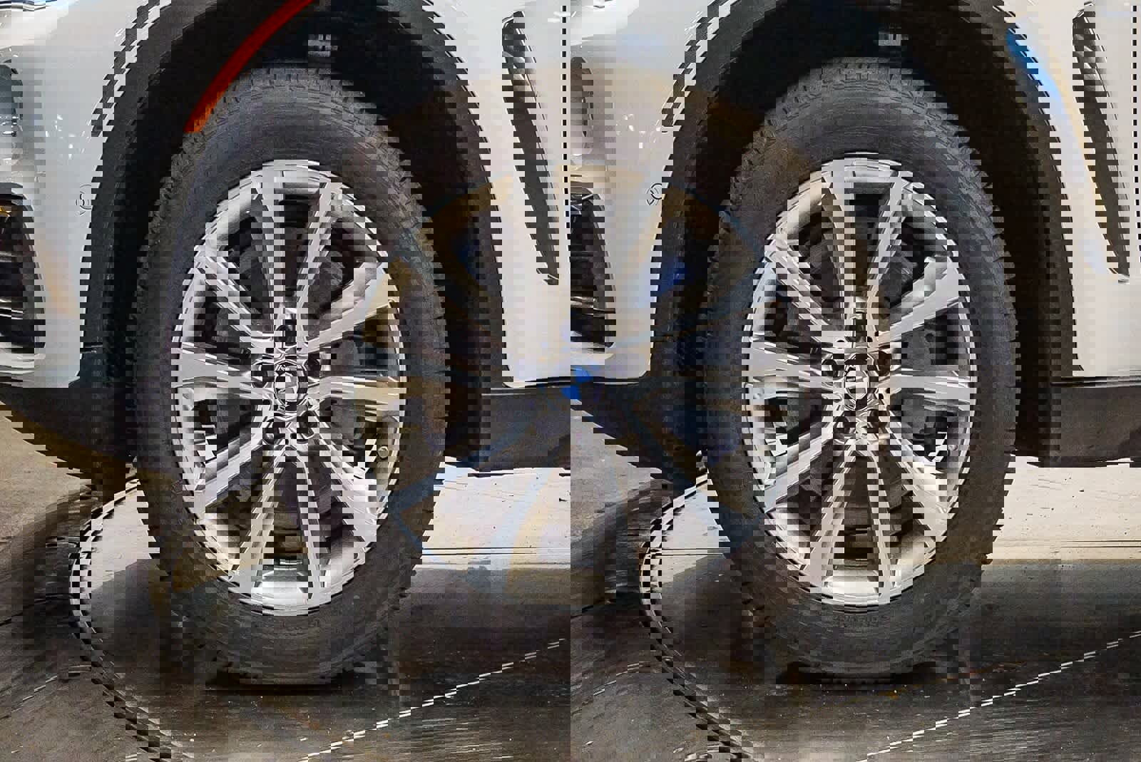 Used 2018 BMW X6 xDrive50i w/ Premium Package image 9