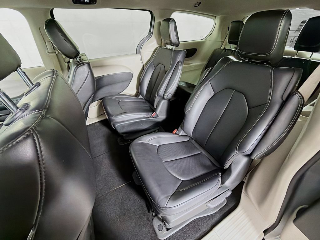 Used 2023 Chrysler Pacifica Touring-L FWD image 23