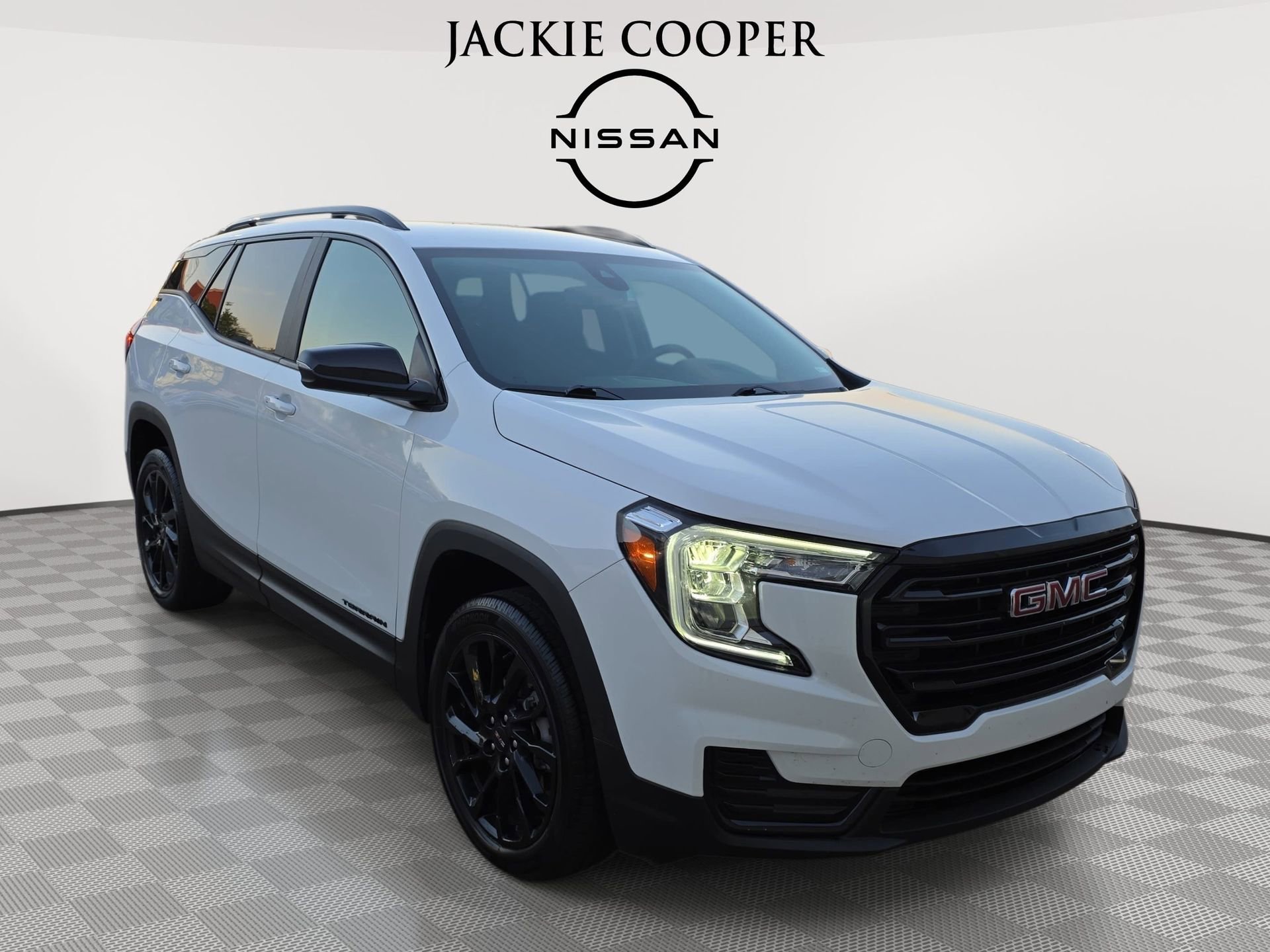 Used 2024 GMC Terrain SLE w/ Driver Convenience Package image 3